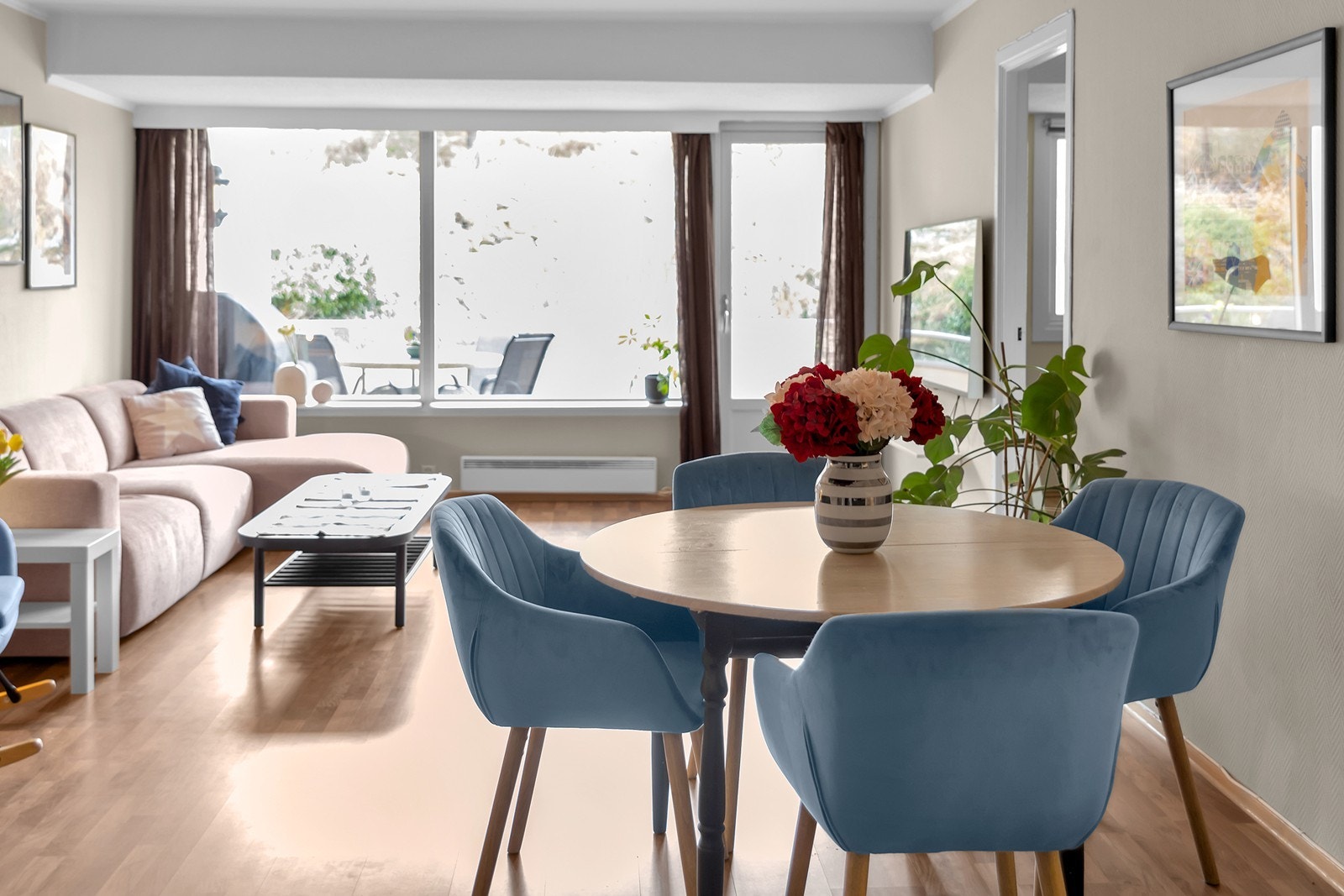 God plass til både sofagruppe og spisebord Galleribilde