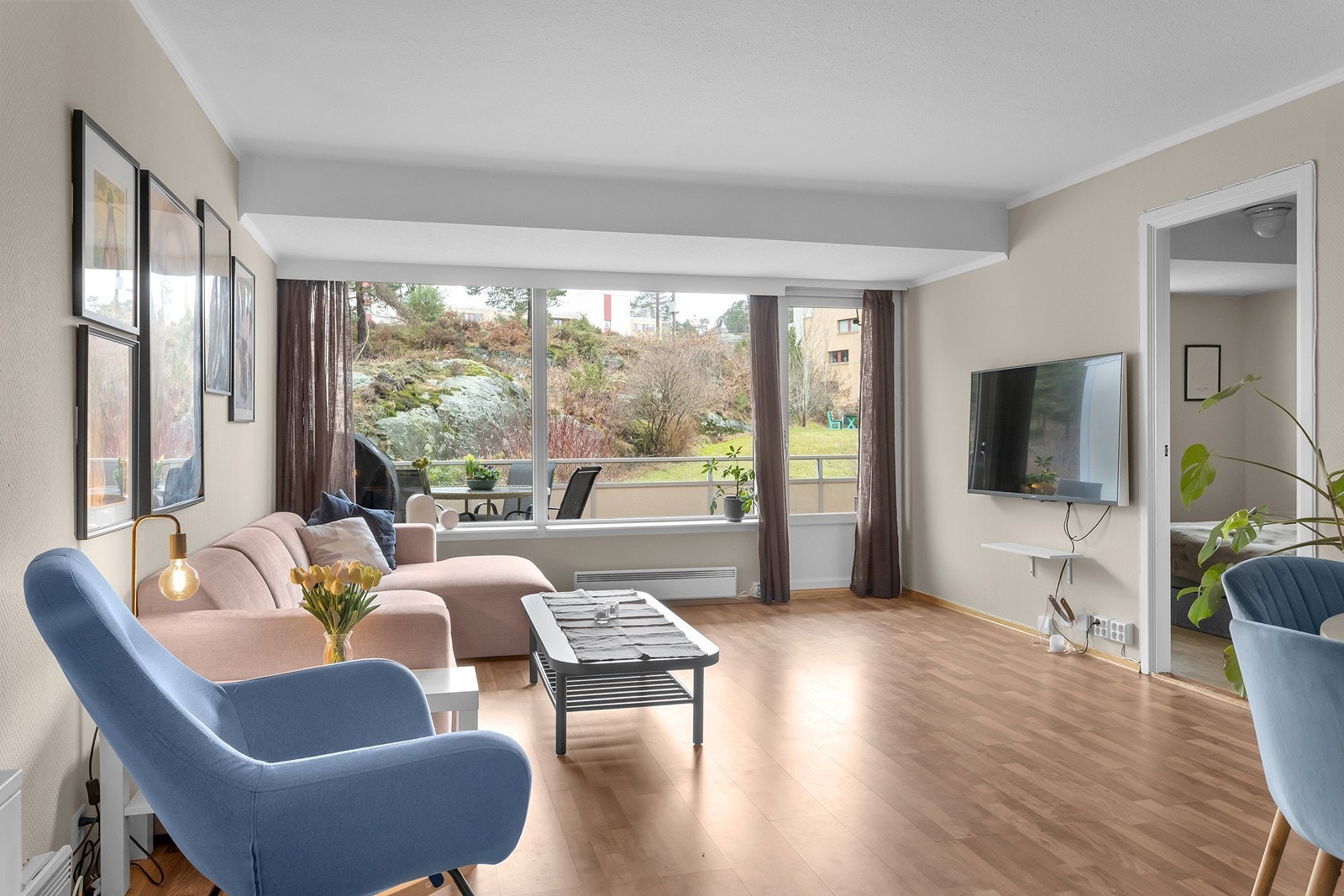 Fra stuen er det utgang til stor og solrik veranda Galleribilde