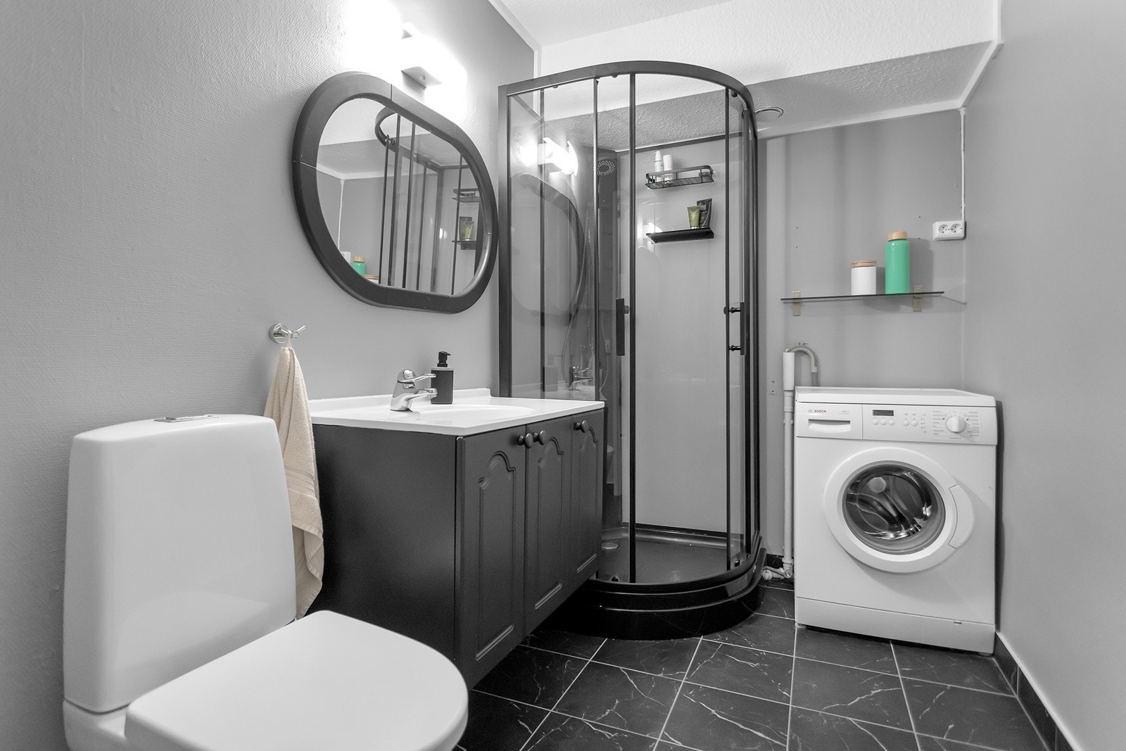 Bad med fliser på gulvet med varmekabel. Opplegg for vaskemaskin Galleribilde