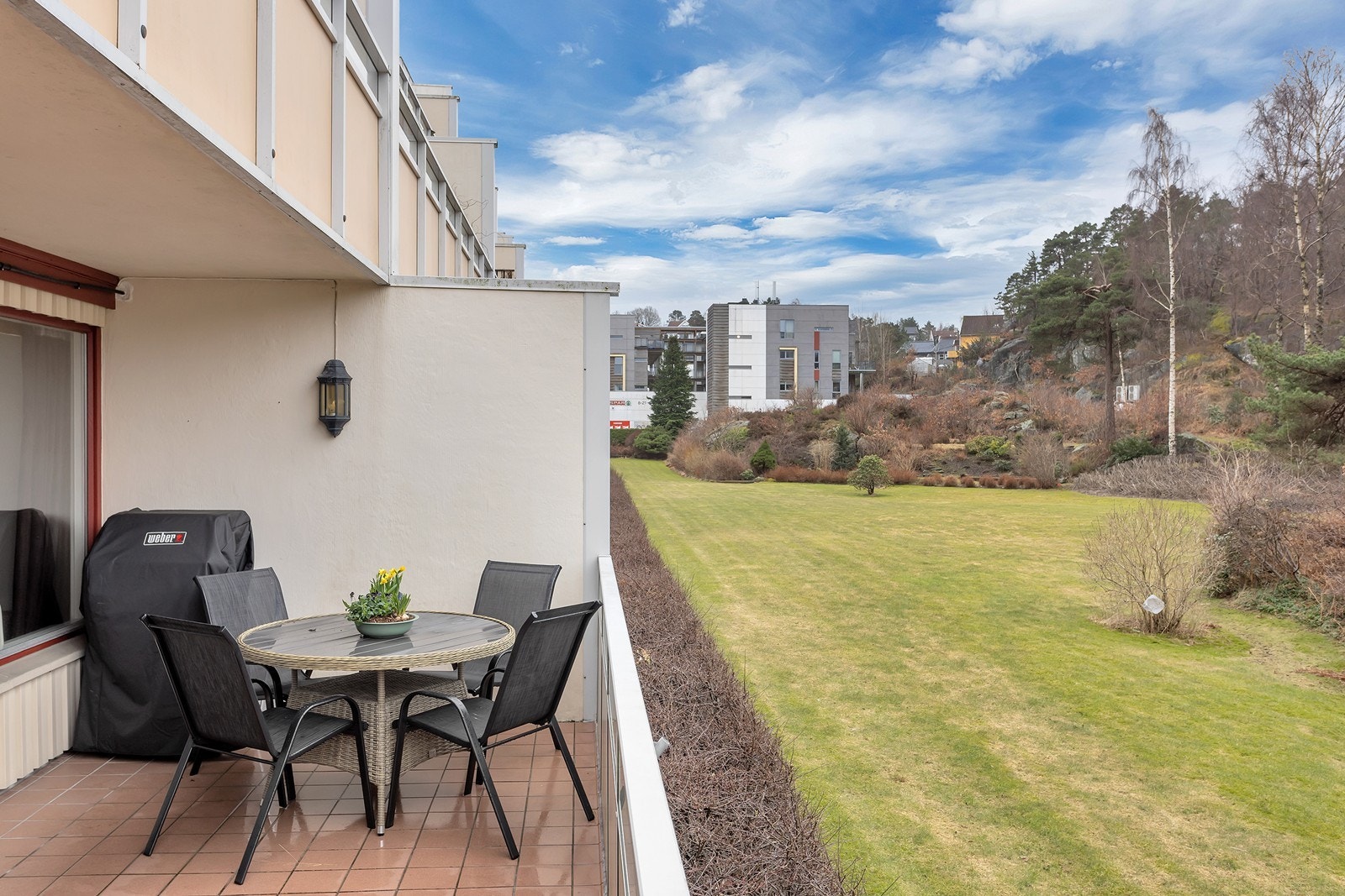 Leiligheten ligger solrikt og usjenert til Galleribilde