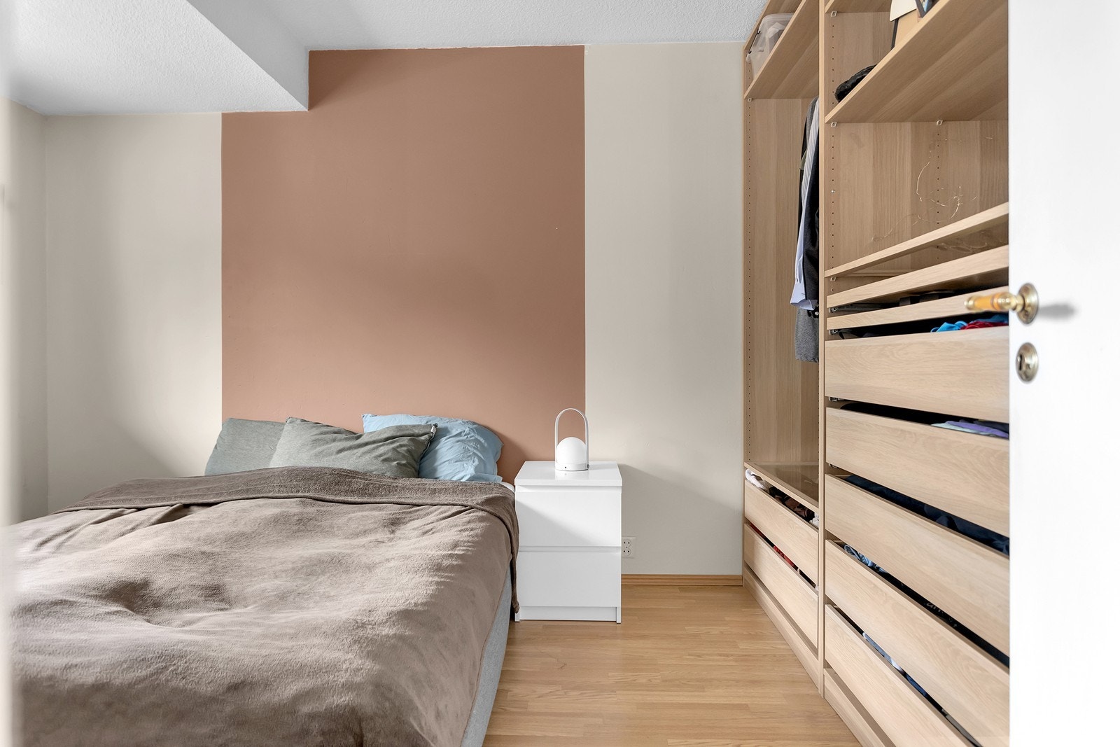 God plass til garderobeløsning på soverommet Galleribilde
