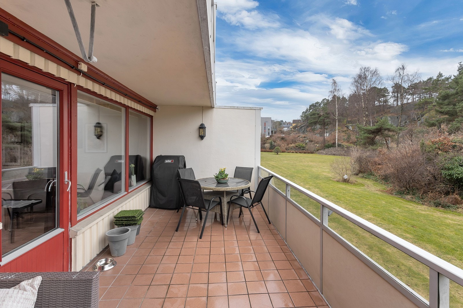 Stor og solrik veranda Galleribilde