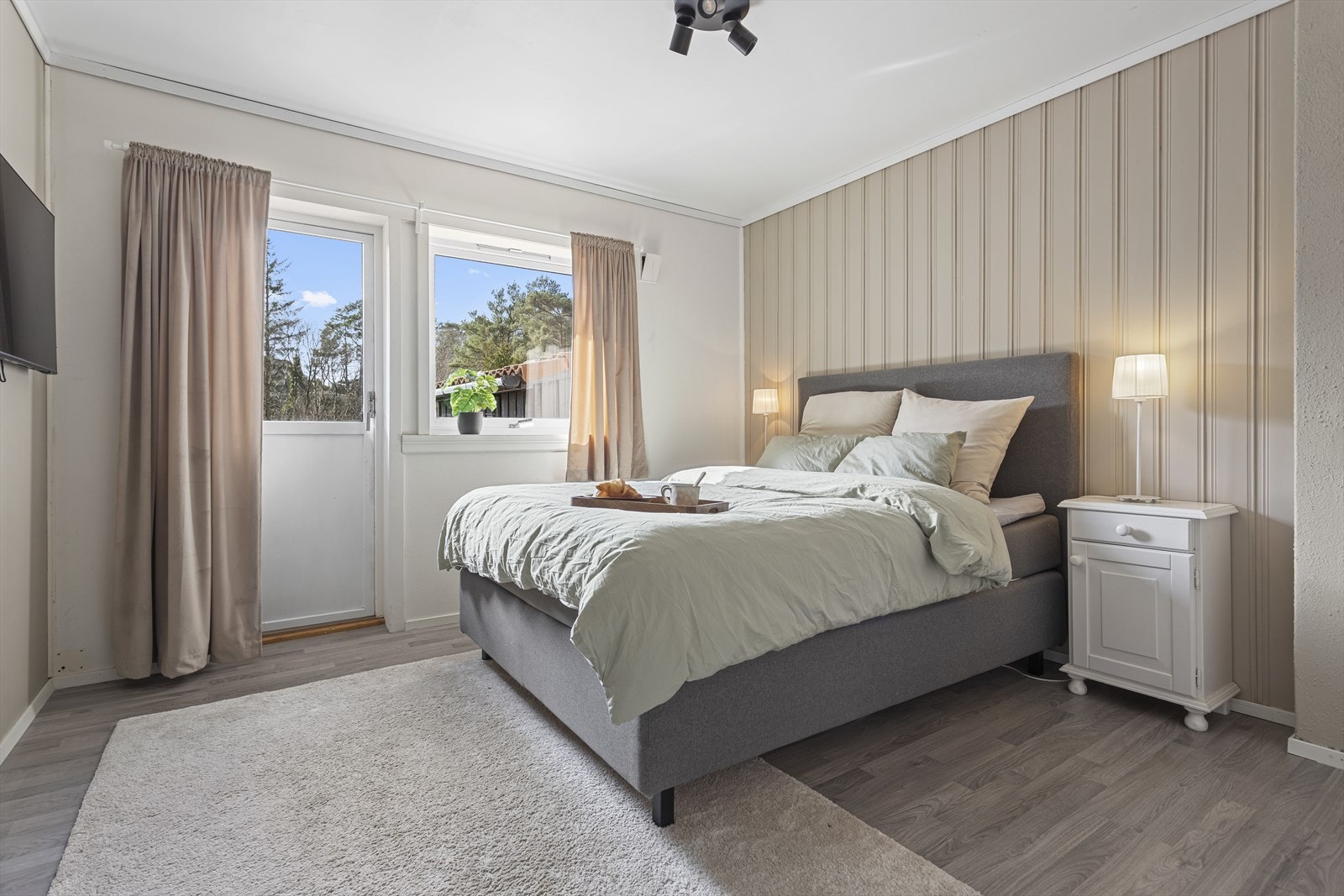 Hovedsoverommet er romslig og behagelig, med en lun atmosfære som inviterer til ro og hvile. Galleribilde