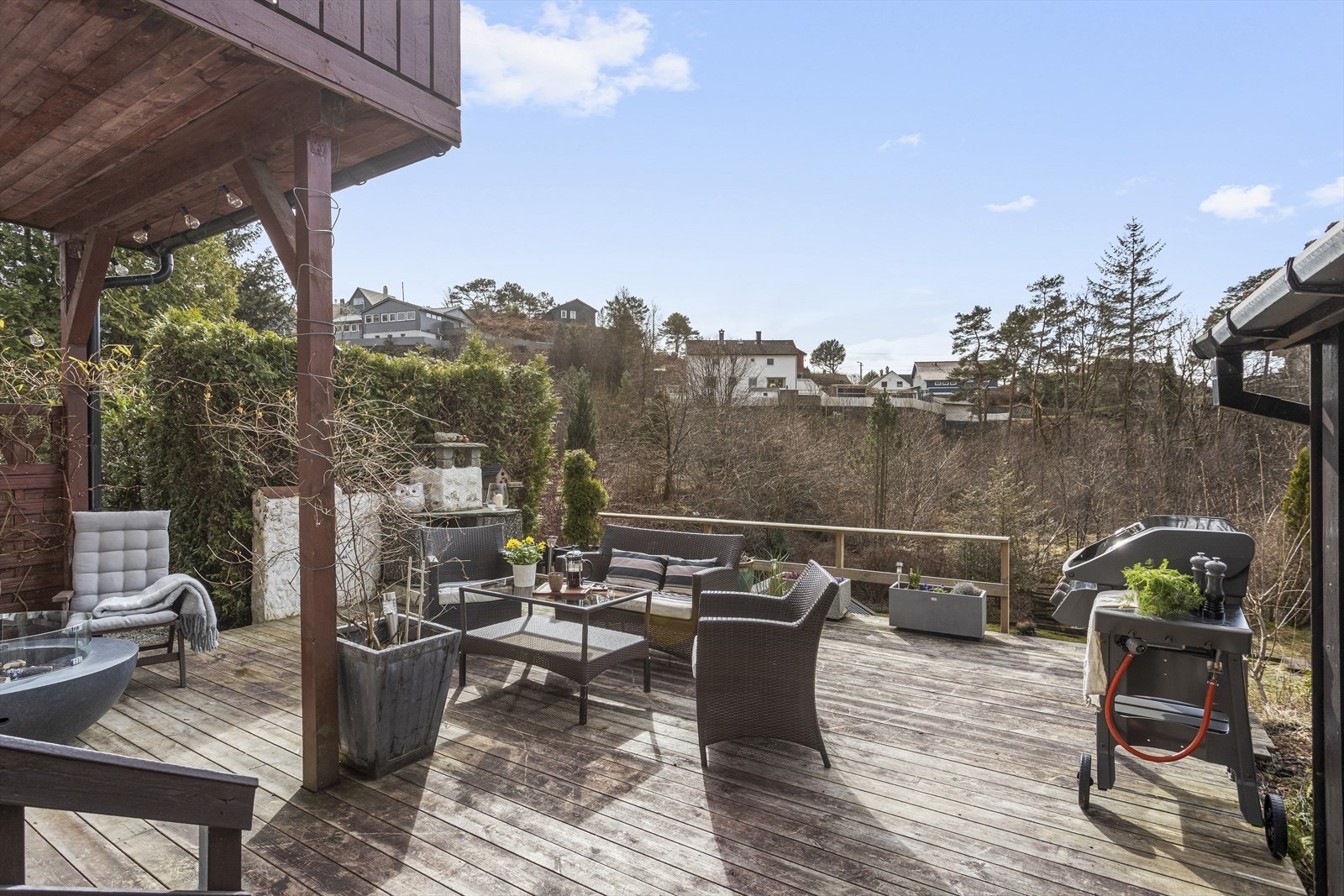 Den flotte terrassen fungerer som en naturlig forlengelse av stuen på varme sommerdager. Galleribilde