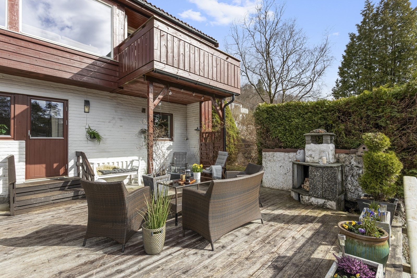 Usjenert og fredelig terrasse som kan nytes med en god kopp kaffe. Fine muligheter til å innredet denne plassen til et drømmerom i friluft. Galleribilde