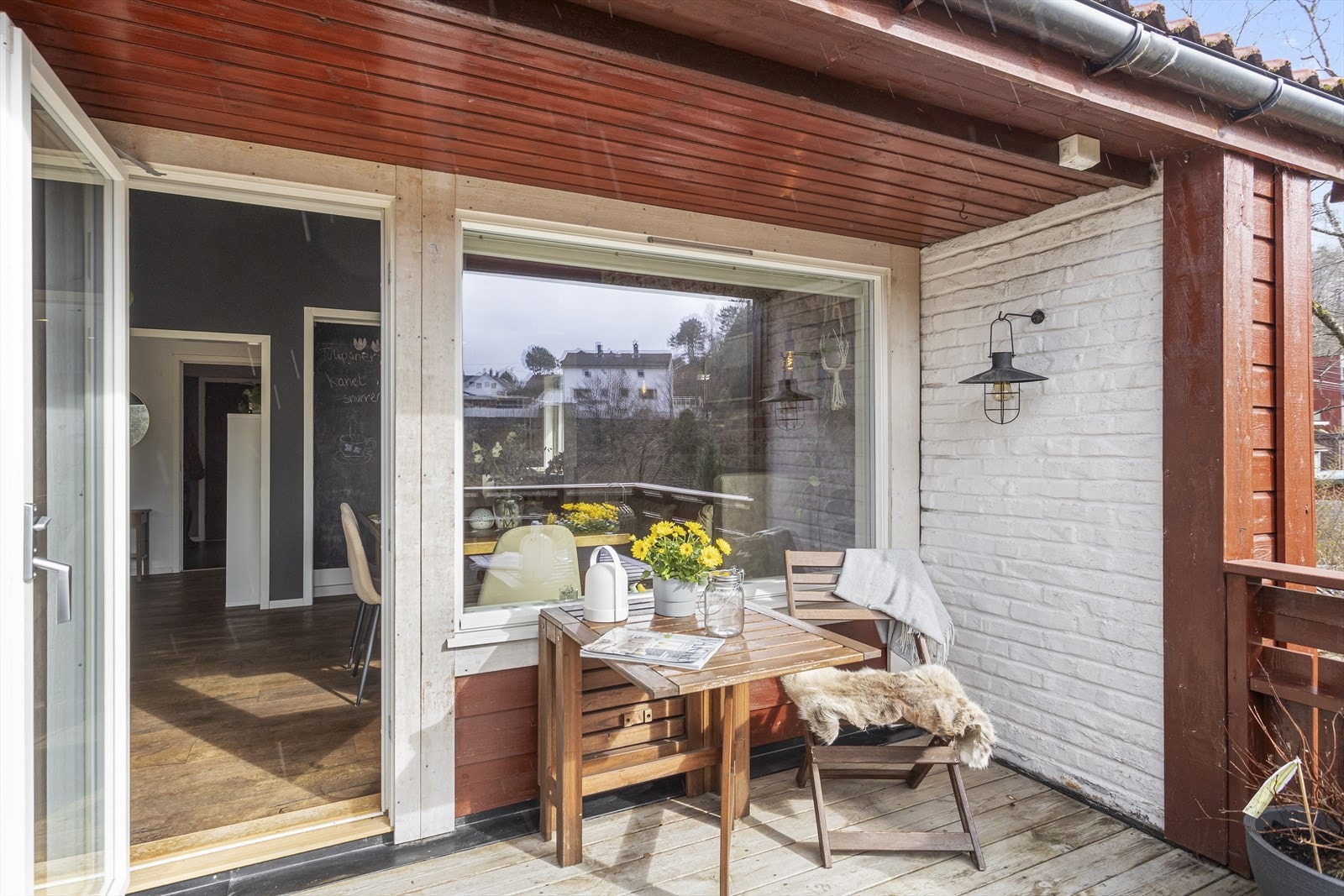 Fra stuen er det utgang til en hyggelig balkong med utsyn over hagen. Galleribilde