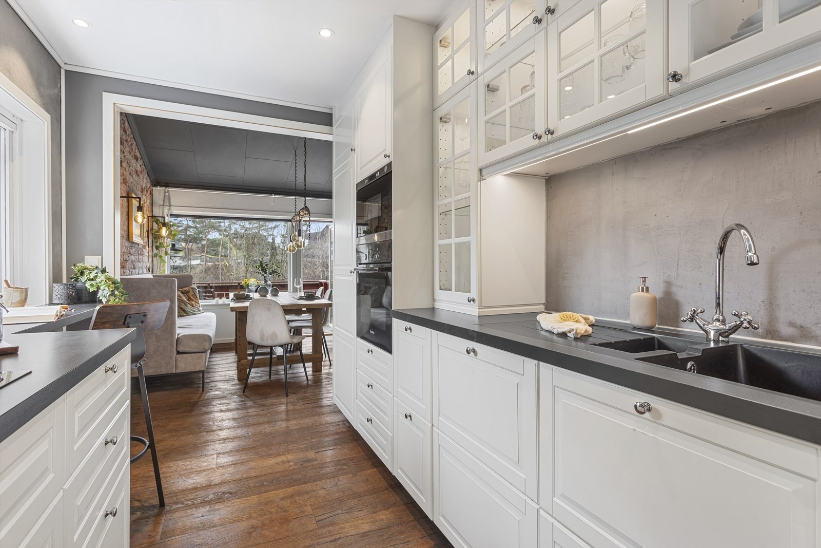 Klassisk og pent kjøkken Ikea kjøkken med profilerte fronter. Galleribilde