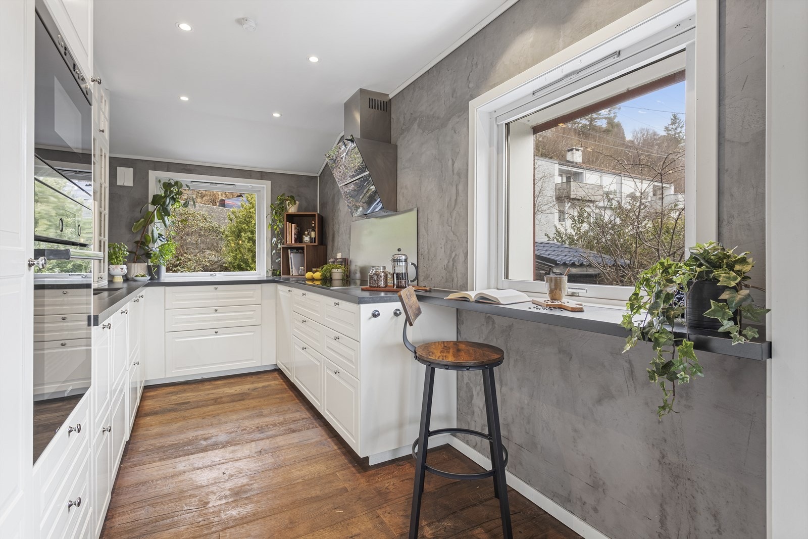 Kjøkkenet er innredet med stekeovn, platetopp, kjøl/ frys (kombiskap), mikroovn. Galleribilde