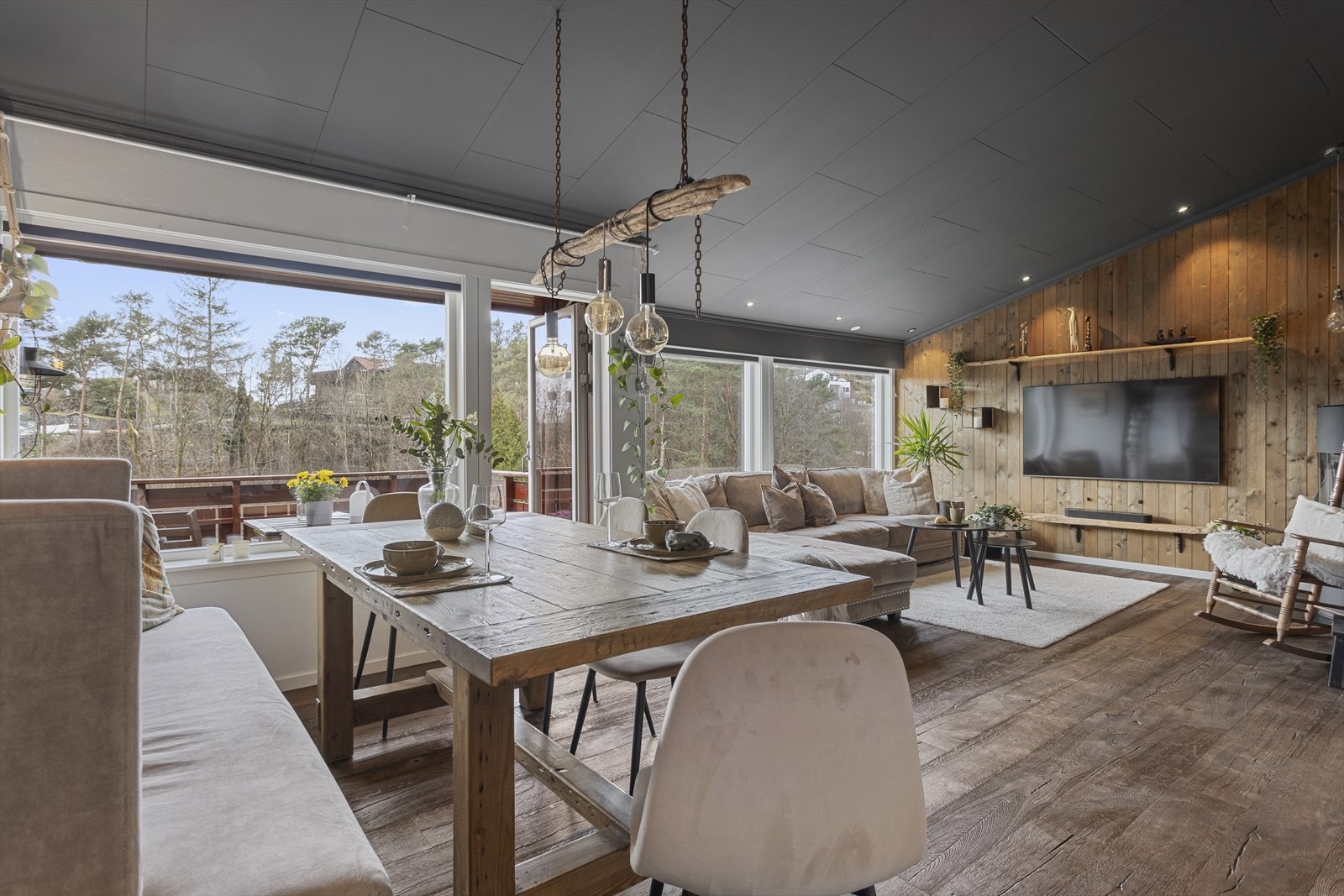 Stuen er boligens naturlige, sosiale samlingspunkt. Her får du et stort og luftig rom. Galleribilde