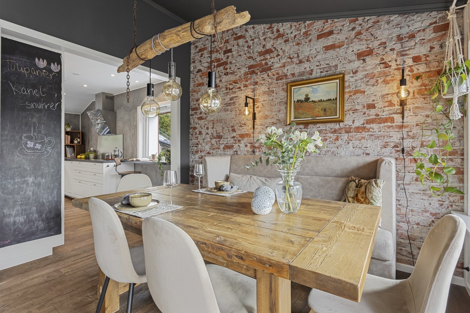 Velkommen til Fossekleiva 9!
Enderekkehus i barnevennlige og trivelige omgivelser - Stort uteområde - Gode solforhold - Nærhet til det du trenger! Galleribilde