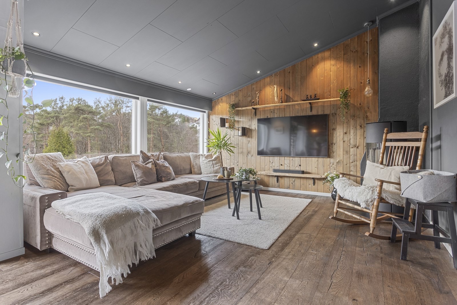 Store vindusflater og balkongdør slipper inn rikelig med naturlig lys og gir stuen en lys og luftig atmosfære. Galleribilde