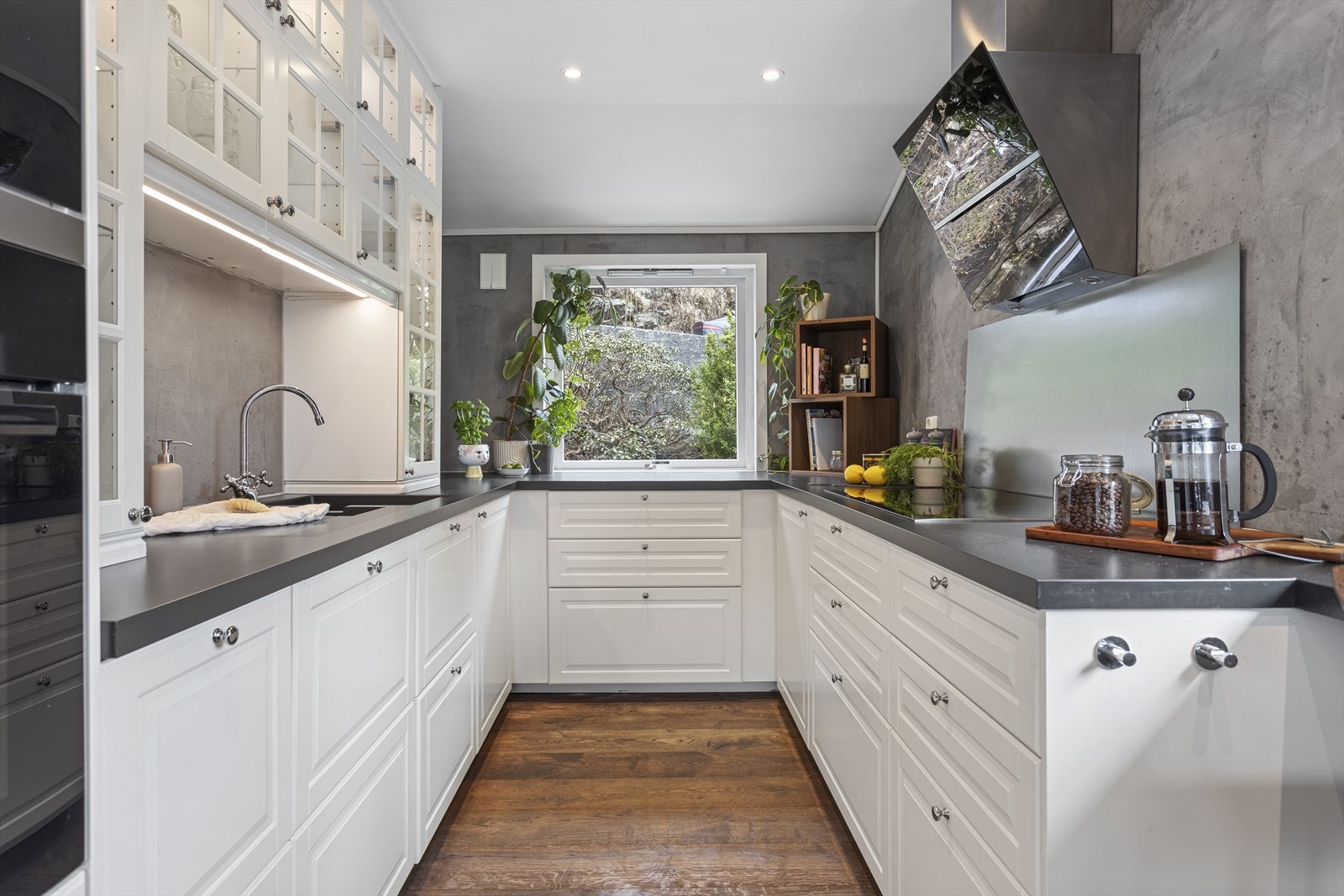 Kjøkkenet byr på svært god benkeplass, kombinert med rikelig og praktisk oppbevaringsplass i skuffer og skap. Galleribilde