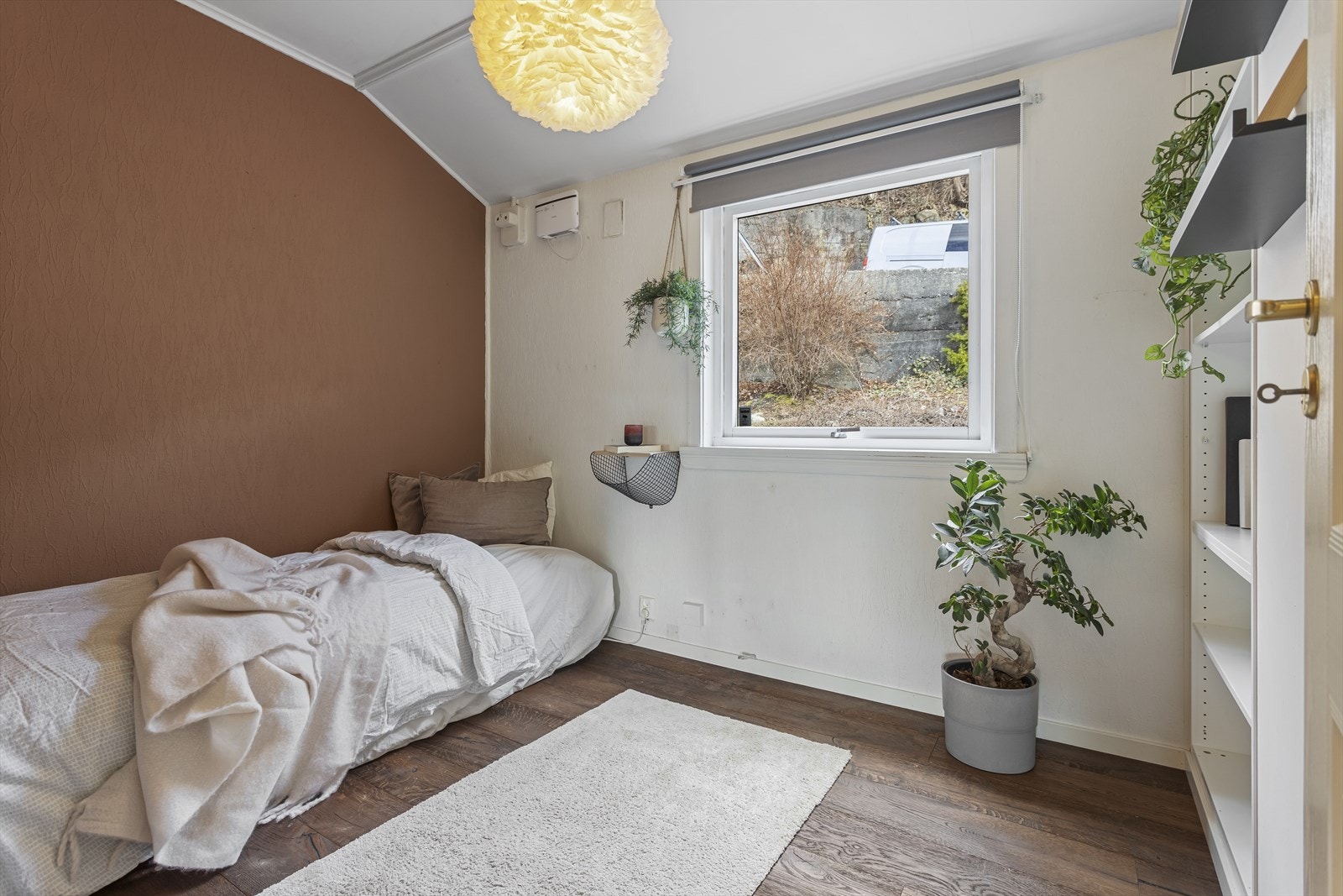 Lyst og pent soverom i boligens 1. etg. Galleribilde