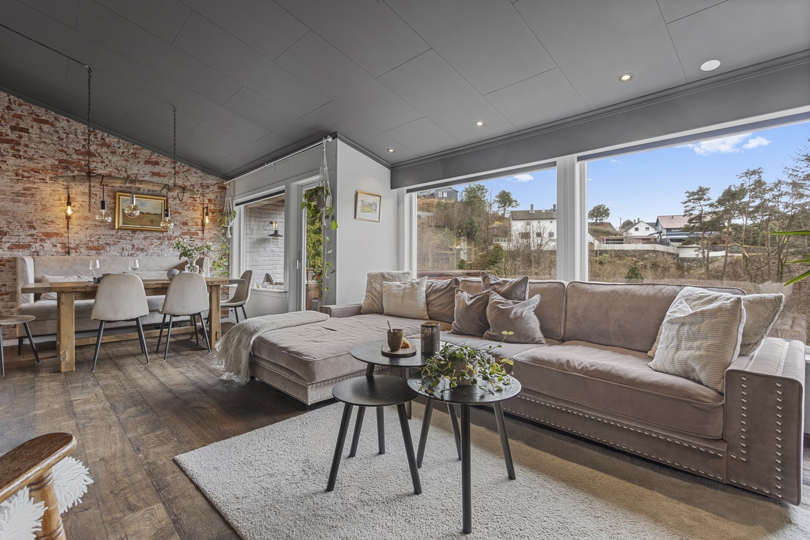 Stuen gir svært gode møbleringsmuligheter, perfekt for både avslapning og sosialt samvær. Galleribilde