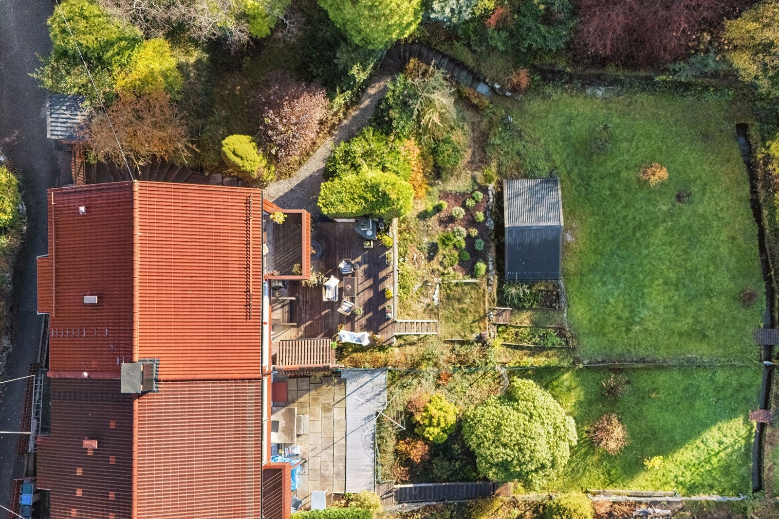 Endehus med stor tomt på 855 kvm. Usjenert og perfekt for deg som er glad i hage. Galleribilde