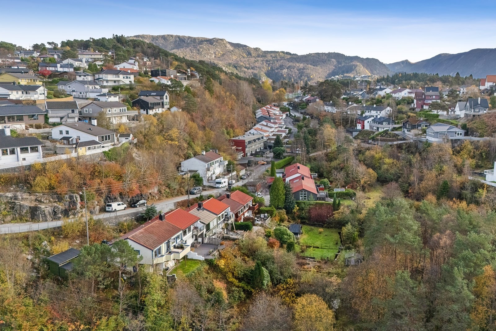 For daglige innkjøp finner du Kiwi Ulset og Coop Extra Haukedalen kun 6-14 minutters gåavstand unna. I tillegg ligger Horisont kjøpesenter bare 6 minutter unna, mens Åsane Storsenter med sitt store utvalg av butikker og tjenester nås på 19 minutter. Galleribilde