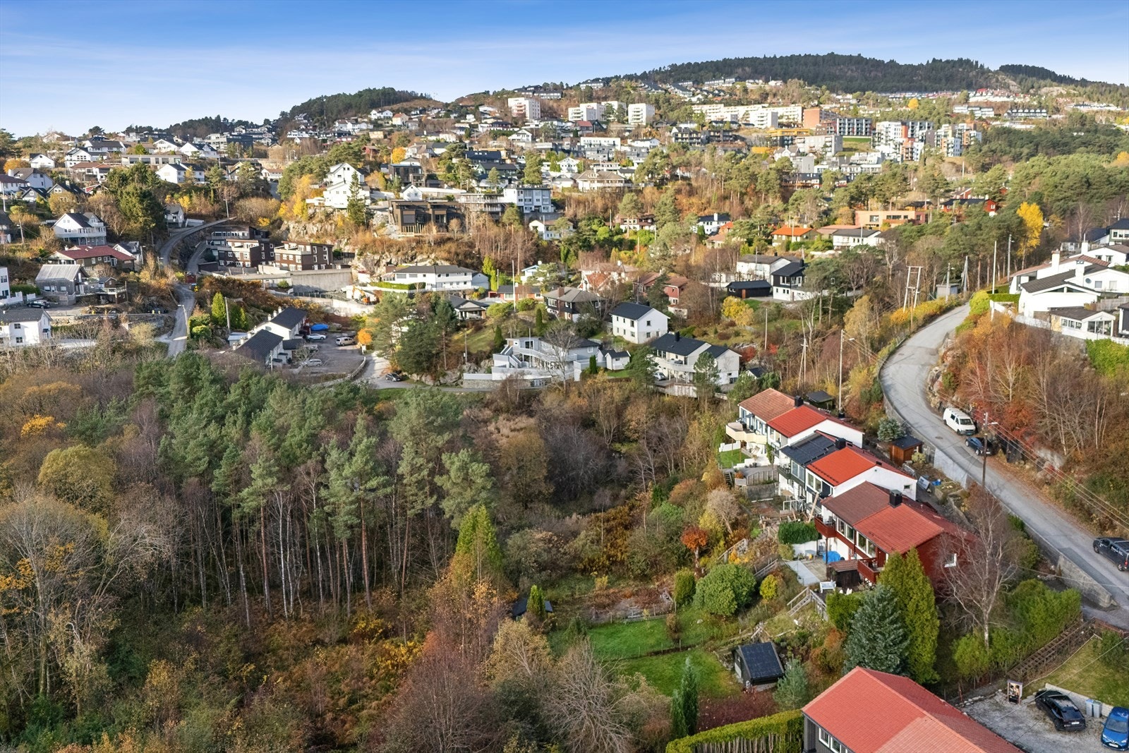 Kollektivtilbudet er godt utbygd, med bussholdeplasser i nærheten som gir enkel tilgang til Bergen sentrum, som ligger ca. 11,5 km unna. Bergen lufthavn, Flesland, ligger 27,9 km unna og nås på rundt 27 minutter med bil. Galleribilde