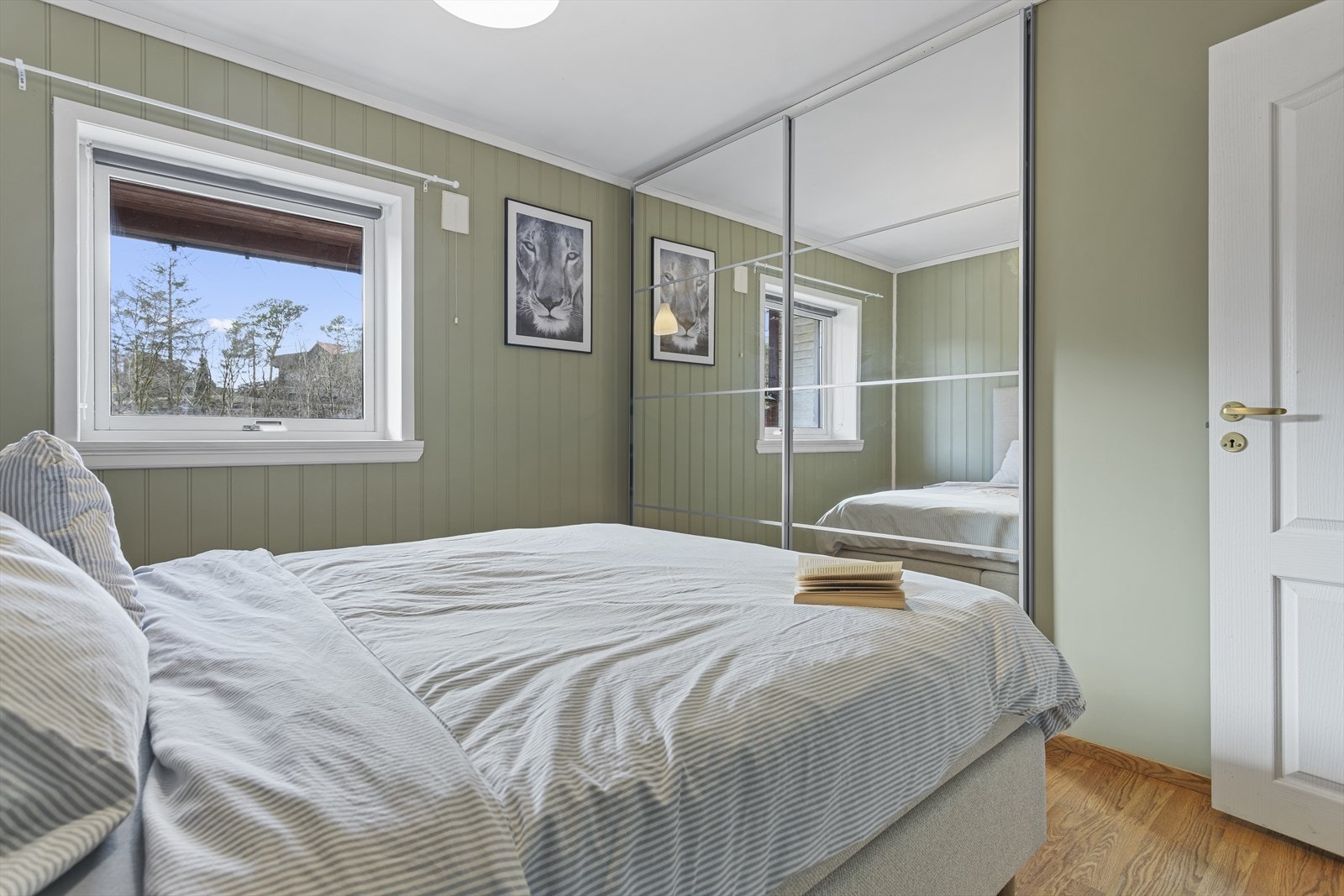 Soverommet som gir deg plass til både ro - og romslig garderobeløsning som gir orden. Galleribilde