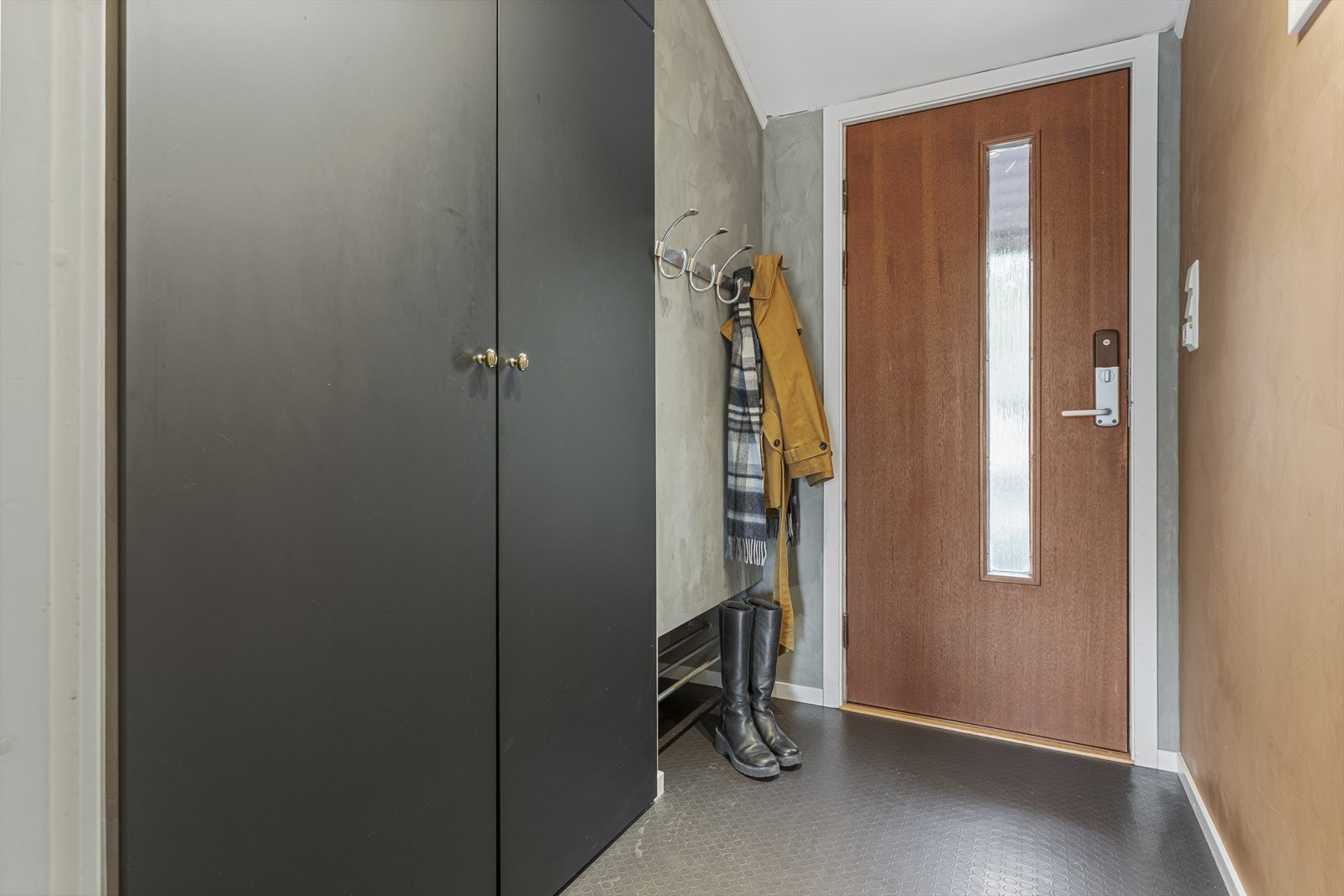 Velkommen hjem!
Gangen tar deg imot med en praktisk og oversiktlig løsning, hvor garderobeskapet gir rikelig med oppbevaringsplass. Her er det også varme i gulvet. Galleribilde