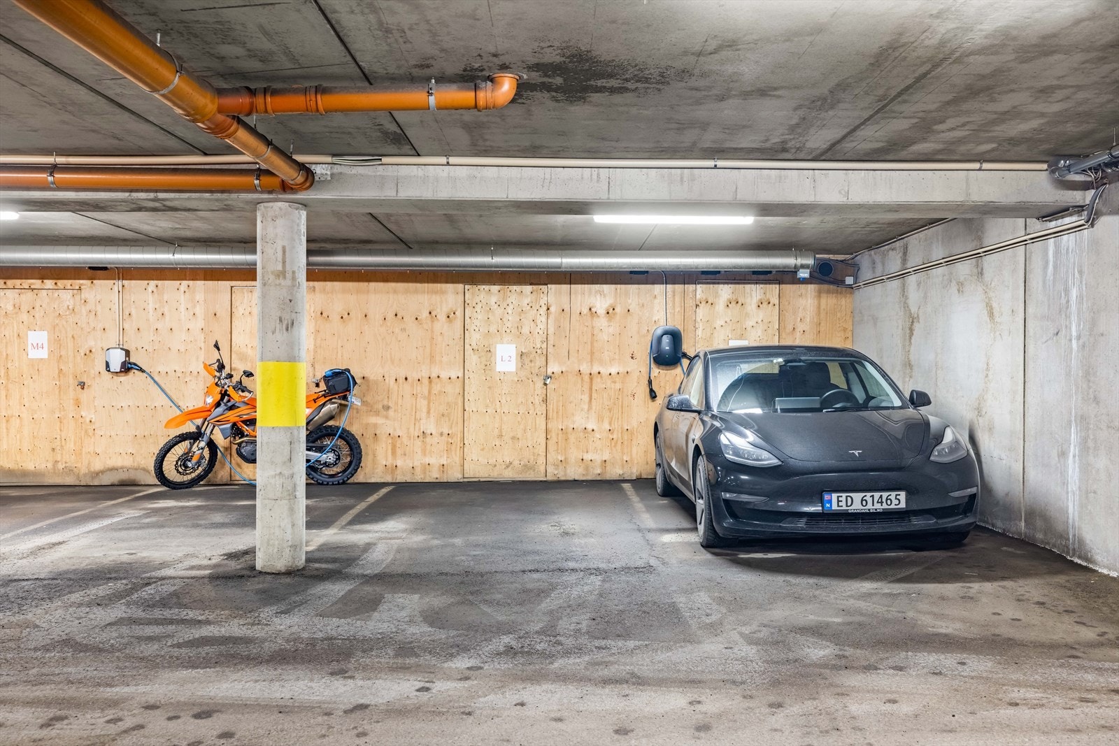 Det medfølger en parkeringsplass i felles garasjeanlegg med mulighet for å sett opp elbillader via sameiets avtaler. Bod på ca. 5 kvm i bakkant. Galleribilde