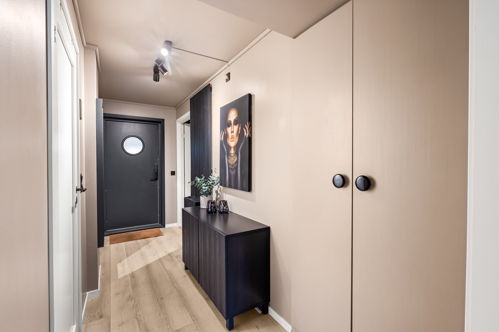 Entréen har plassbygd skal med plass til jakker og sko. Galleribilde