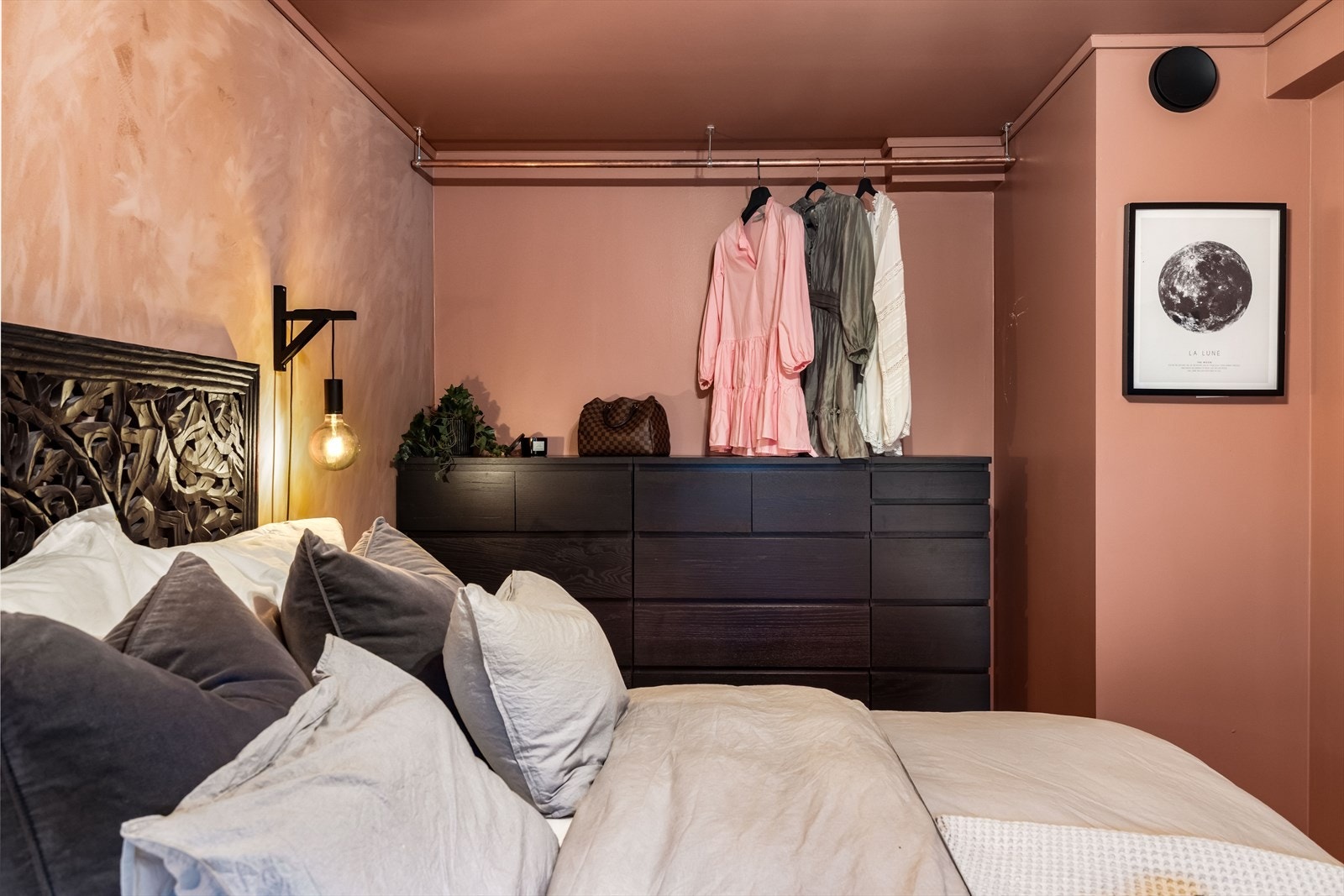 Garderobeløsning med plass til kommode og oppheng. Galleribilde
