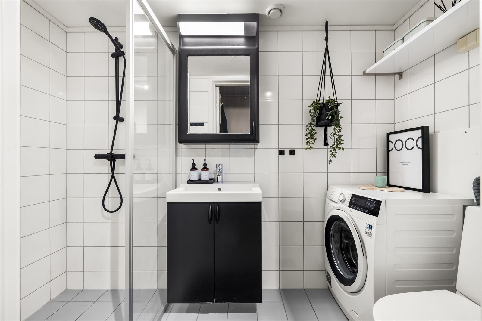 Badet har flislagte gulv og vegger, varmekabler samt opplegg for vaskemaskin. Galleribilde