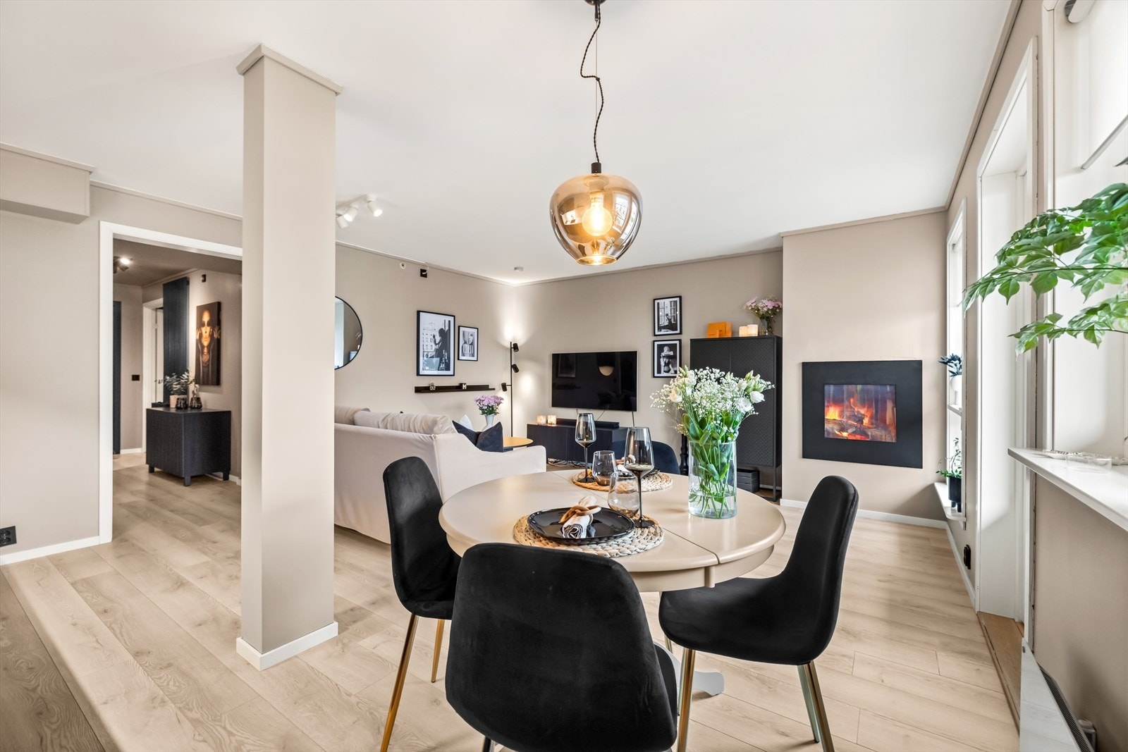 Velkommen til en lys og fin 2-roms leilighet i rolig område på Vardefjellet. Galleribilde