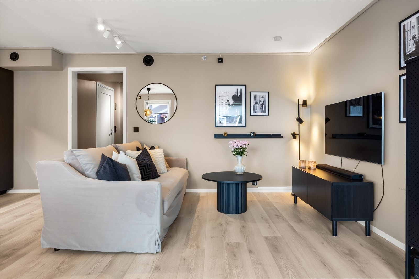 Laminatgulv og malte glatte flater gir rommet en moderne uttrykk som er lett å møblere. Galleribilde
