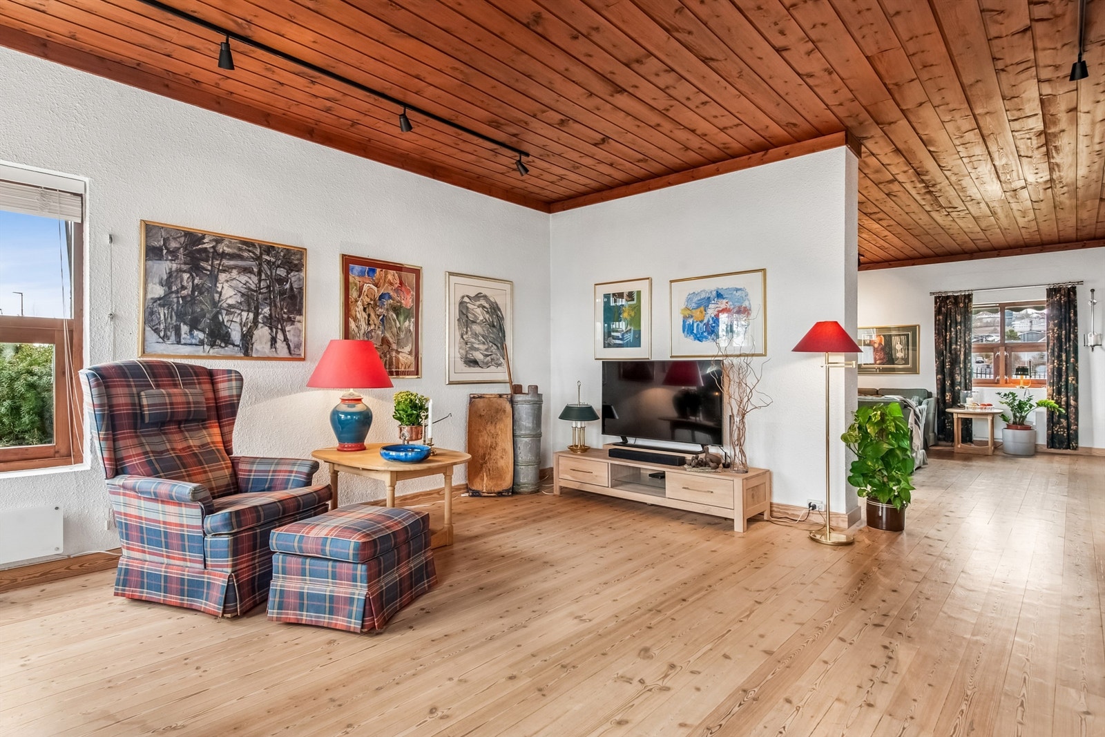Stuen er delt i to soner som gir gode innredningsmuligheter. Galleribilde