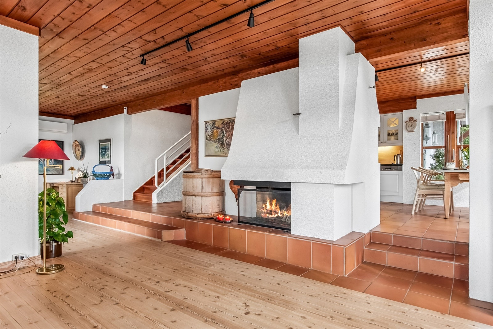 Boligen har flere flotte detaljer som nivåforskjell mellom stue og kjøkken/gang, med en hyggelig peisovn i senter. Galleribilde