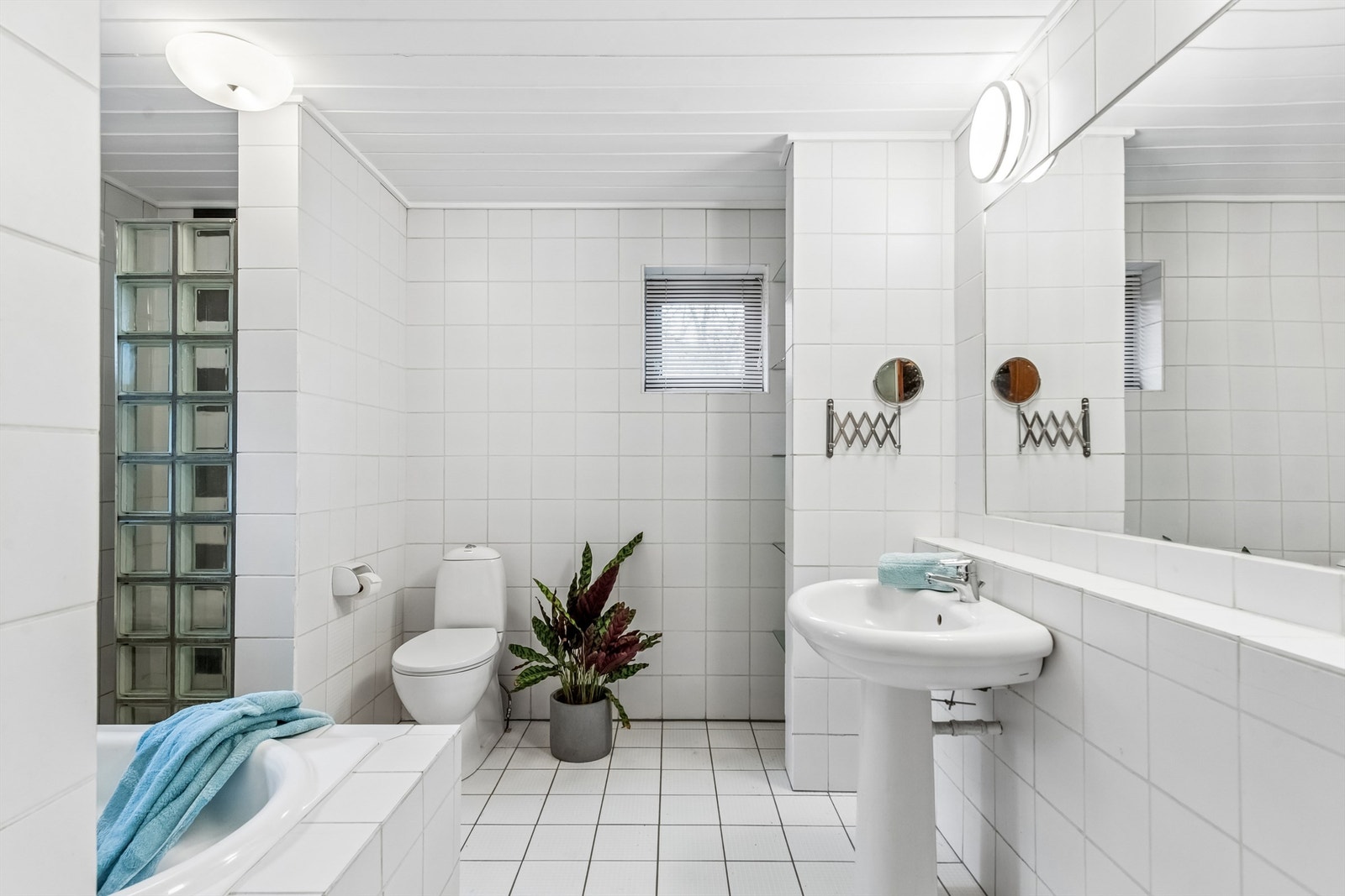 Baderom i 1. etasje med adkomst fra soverom. Galleribilde