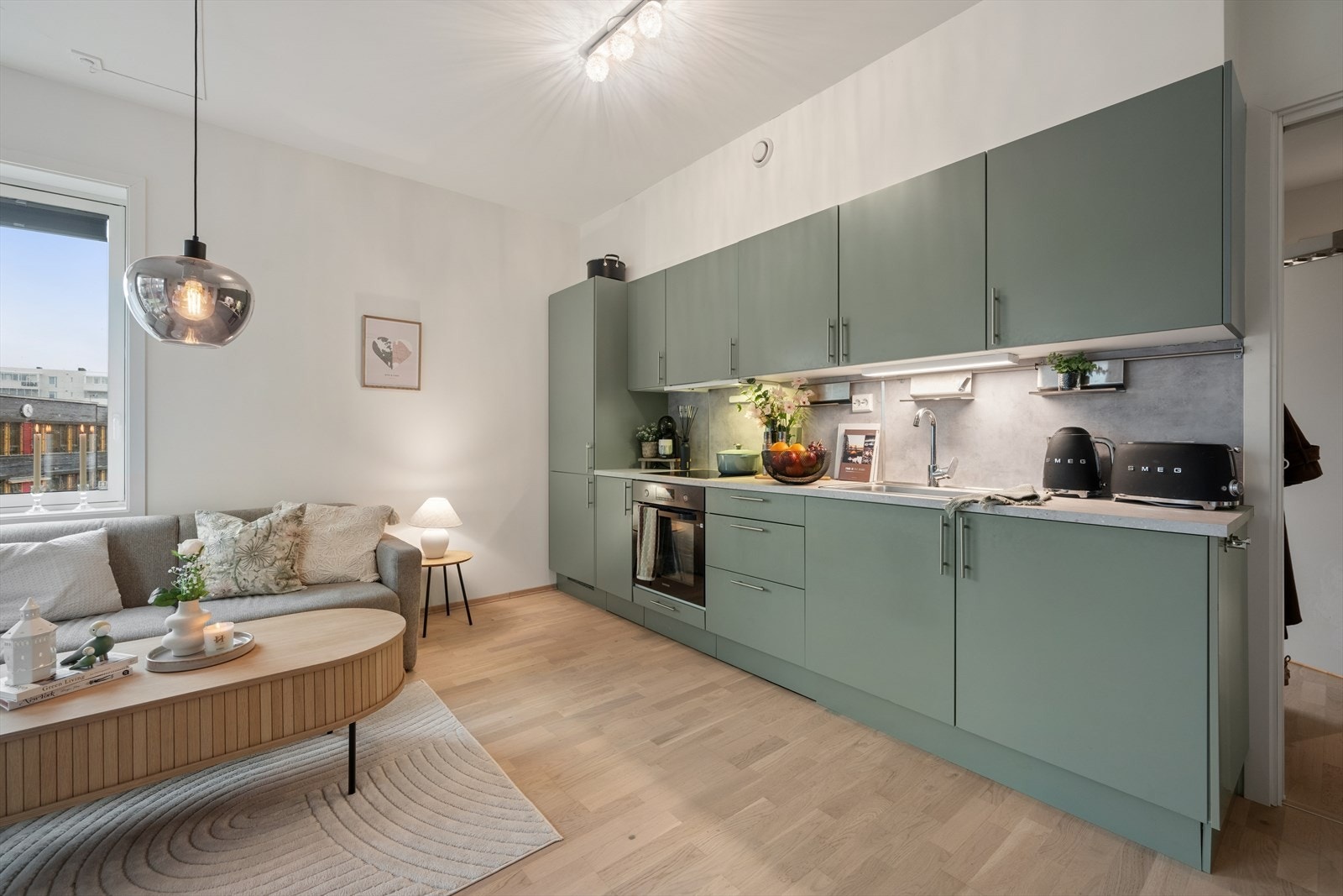 Stuen har også åpen løsning til kjøkkenet. Galleribilde