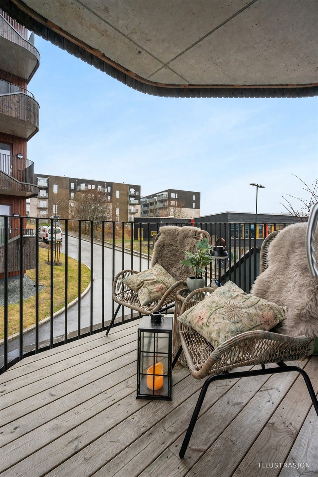 Balkongen er romslig - med plass til ønsket møblering og sittegrupper. Galleribilde