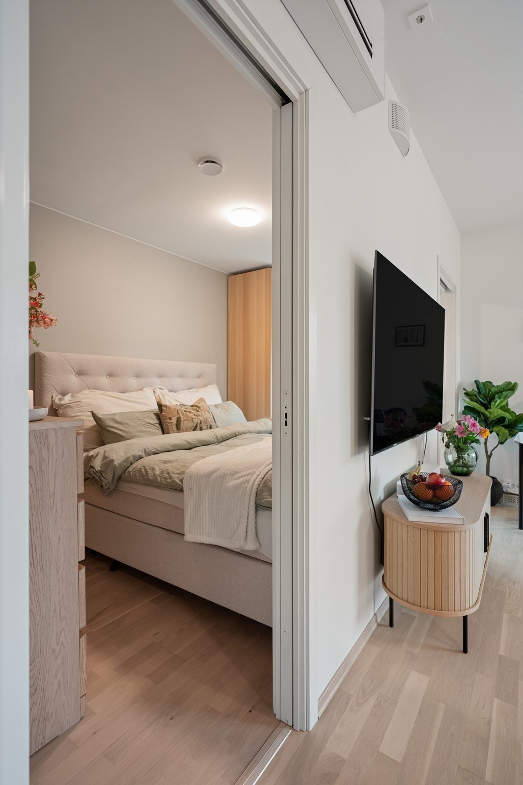 Boligen har to soverom - derav hovedsoverommet med "Laila-løsning" fra stuen. Galleribilde