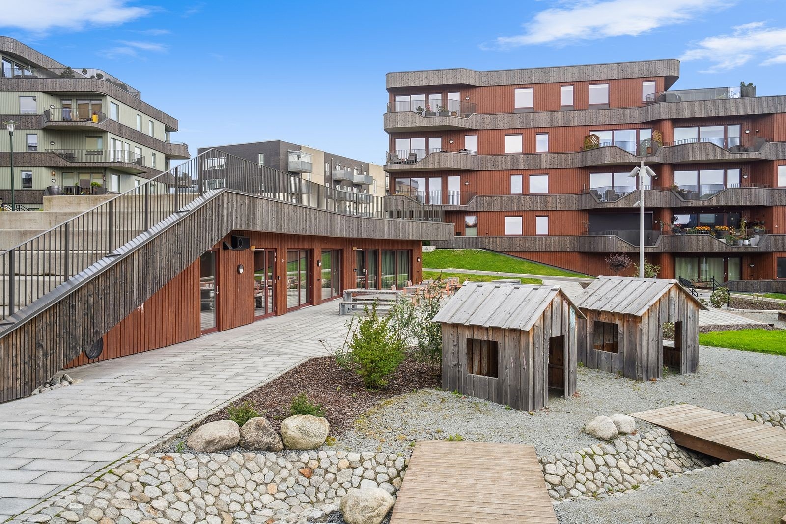 Felles for borettslaget har man fantastiske uteområder med parker, drivhus og felleslokaler. Galleribilde