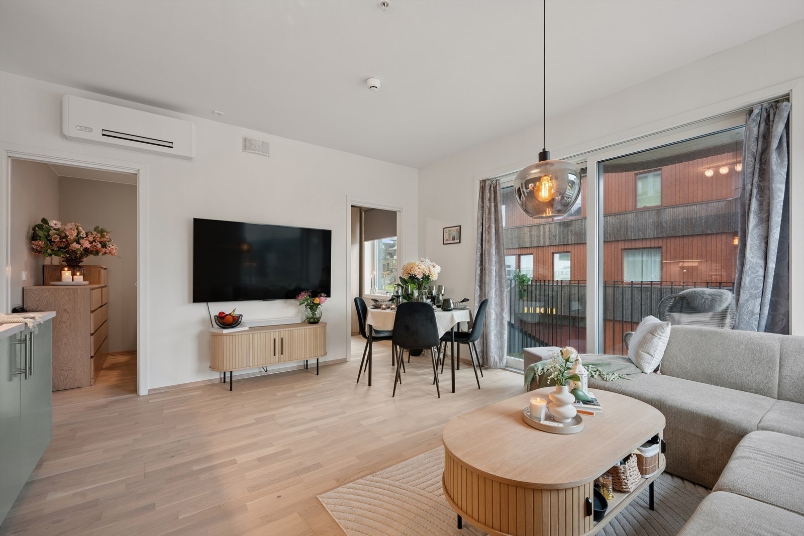 Stuen er av god størrelse - med plass til både spisebord og sofagruppe. Galleribilde