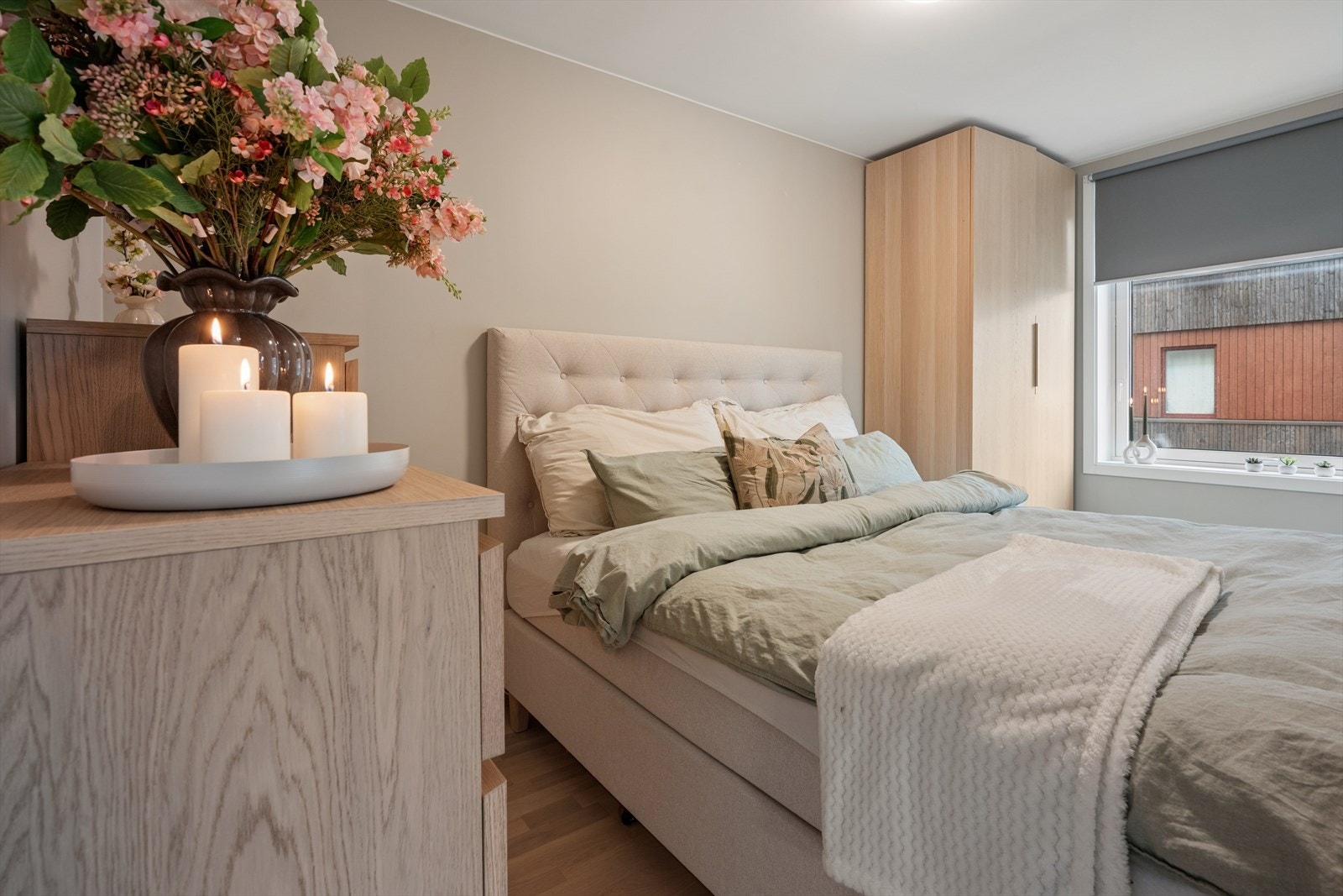 Soverommet har god plass til dobbeltseng og garderobeskap. Galleribilde