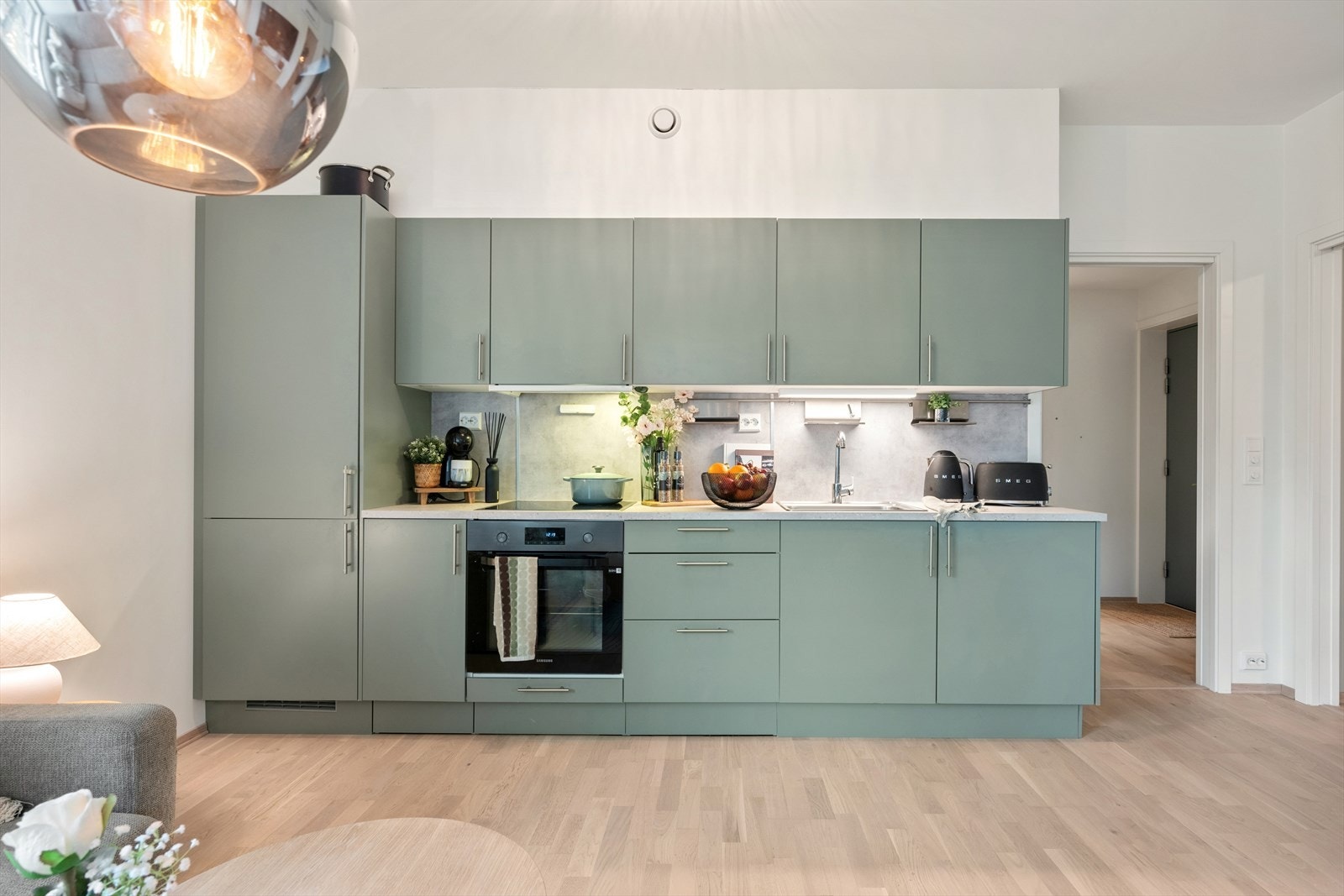 Kjøkkenet er i en tidløs stil med integrerte hvitevarer som kjøl- og fryseskap, stekeovn, platetopp og oppvaskmaskin. Galleribilde