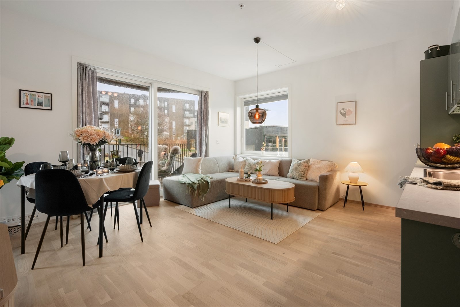 Stuen har store vindusflater fra flere retninger som slipper inn rikelig med naturlig lys. Galleribilde