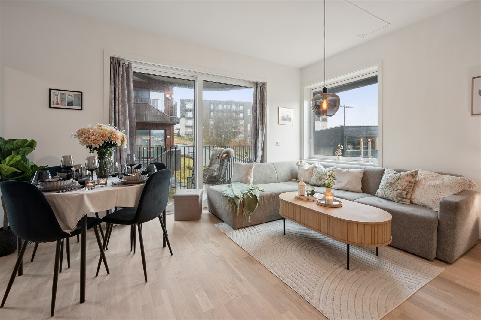 Innvendig har man høy standard med lekker 3 stav parkett og vegg/tak plater i lyse utførelser. Galleribilde