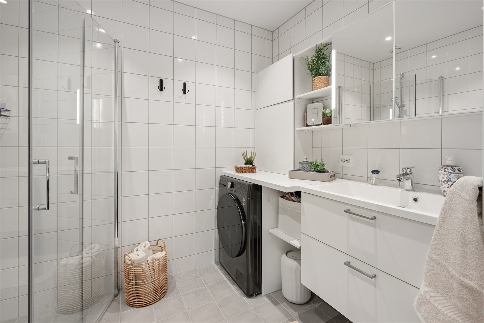 Badet er også i en fin, tidløs stil med flislagte vegger og gulv i lys utførelse. Galleribilde