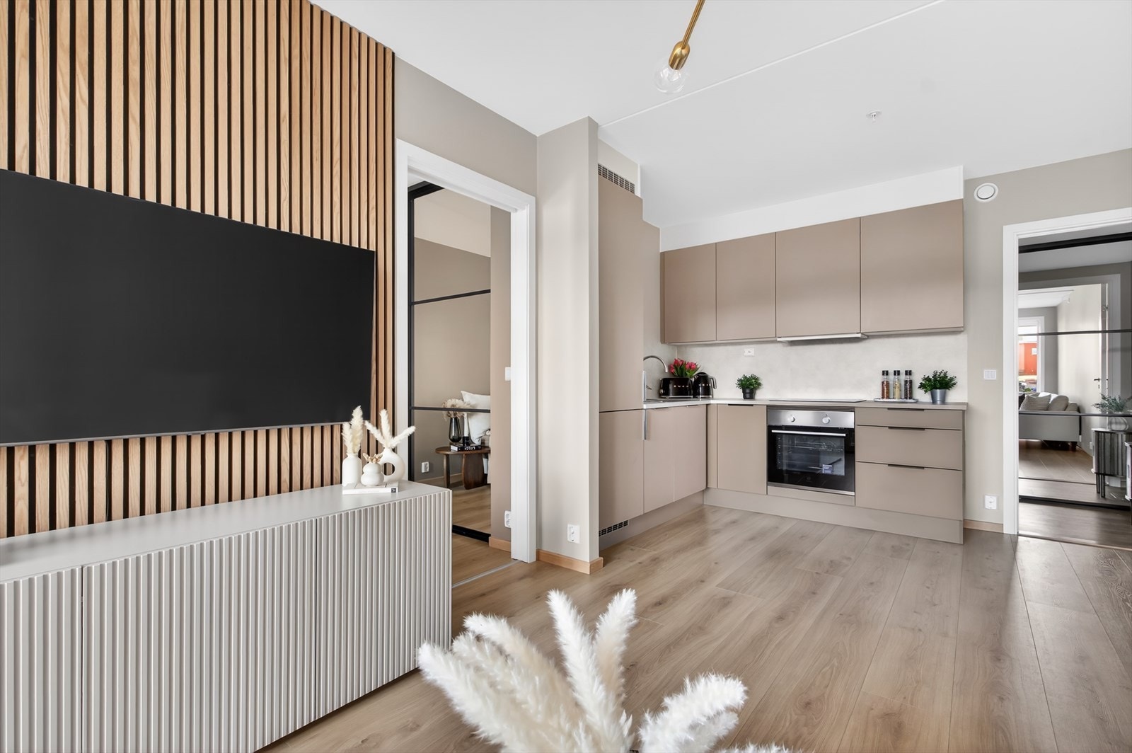 Kjøkkenet ligger i åpen løsning mot stuen og bidrar til en luftig og sosial planløsning. Galleribilde