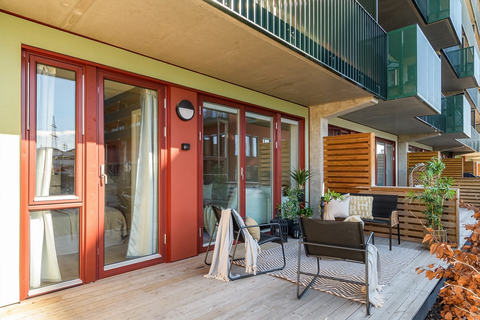 God plass til utemøbler og hyggelig beplantning. Galleribilde