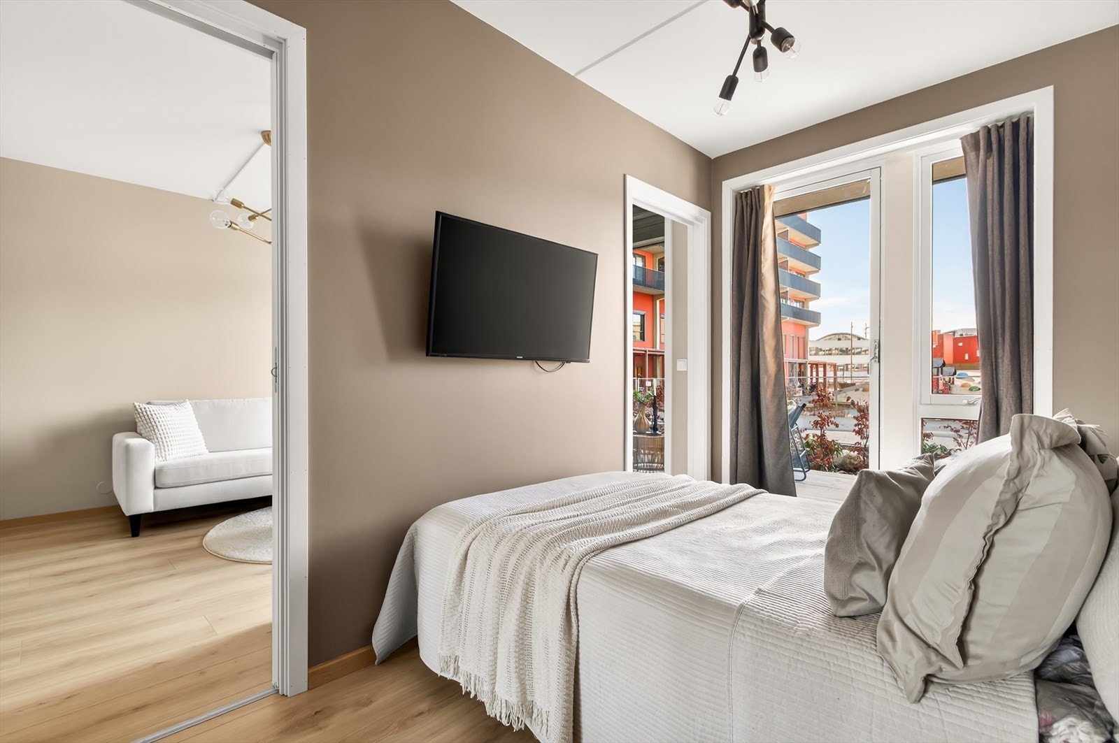 Det er også direkte utgang til markterrassen, som gir gode luftemuligheter. Galleribilde