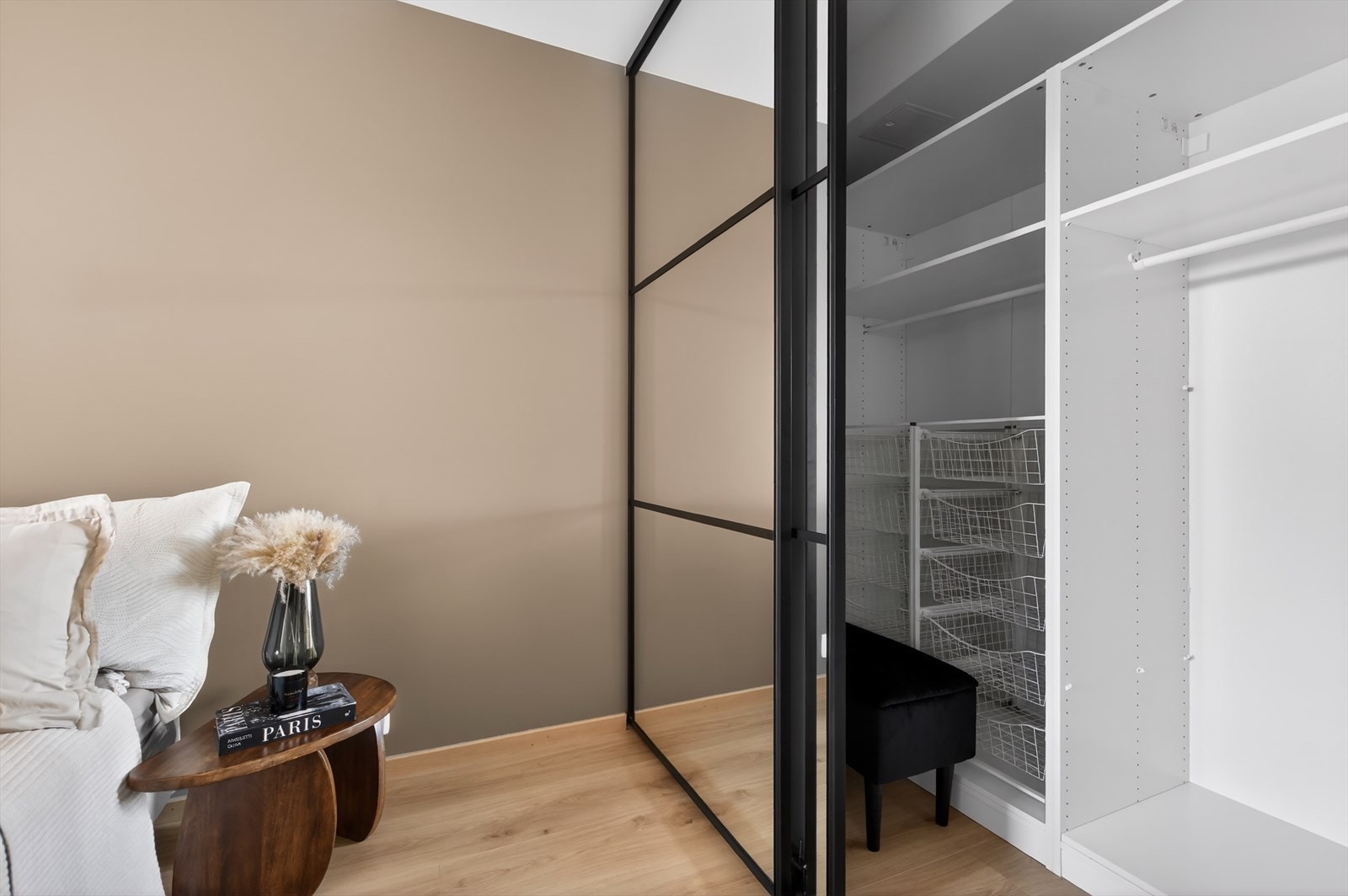 Fra soverommet er det adkomst til en praktisk walk-in garderobe med rikelig lagringsplass. Galleribilde