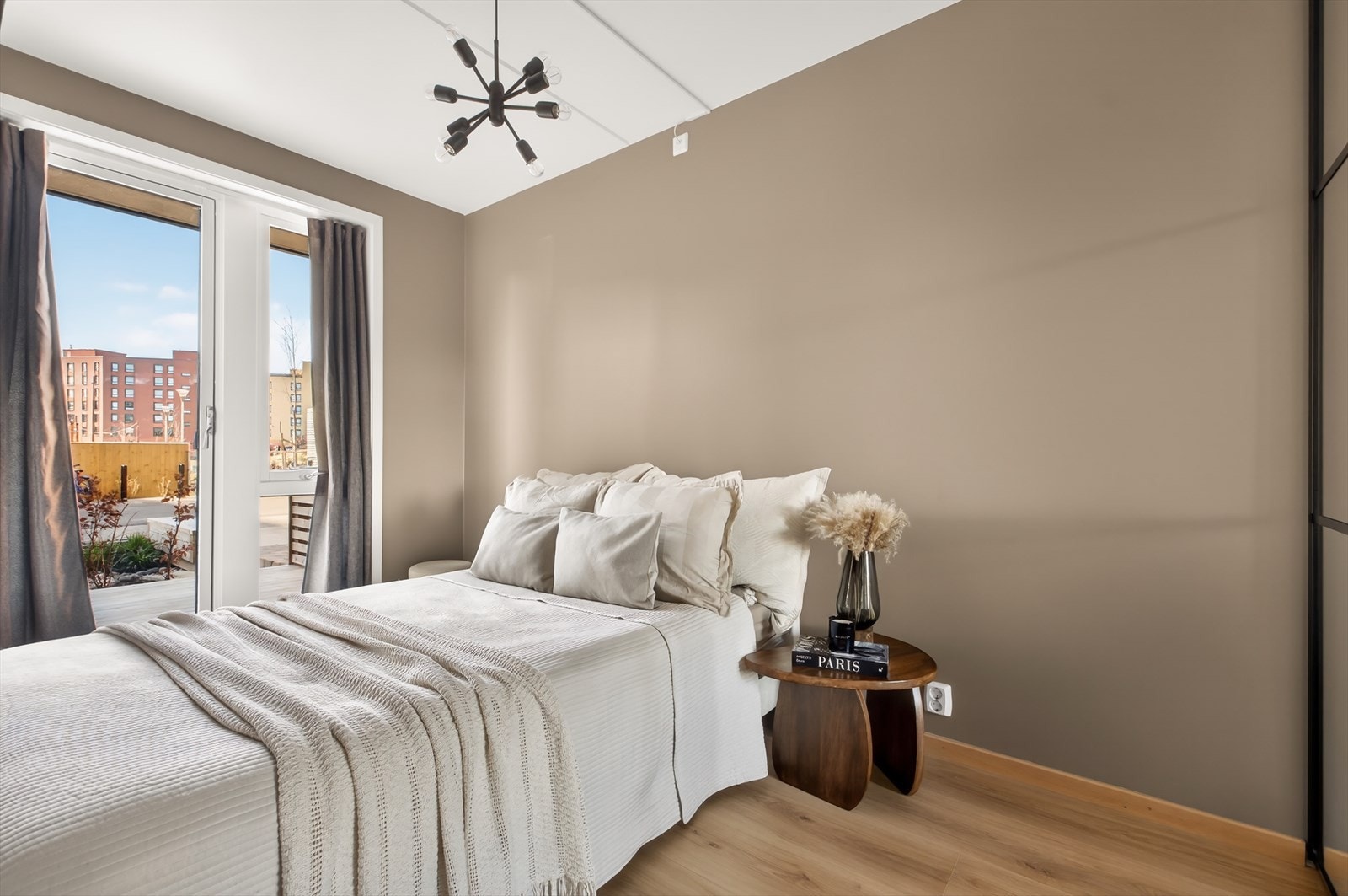 Soverom med adkomst via skyvedører fra stuen. Galleribilde