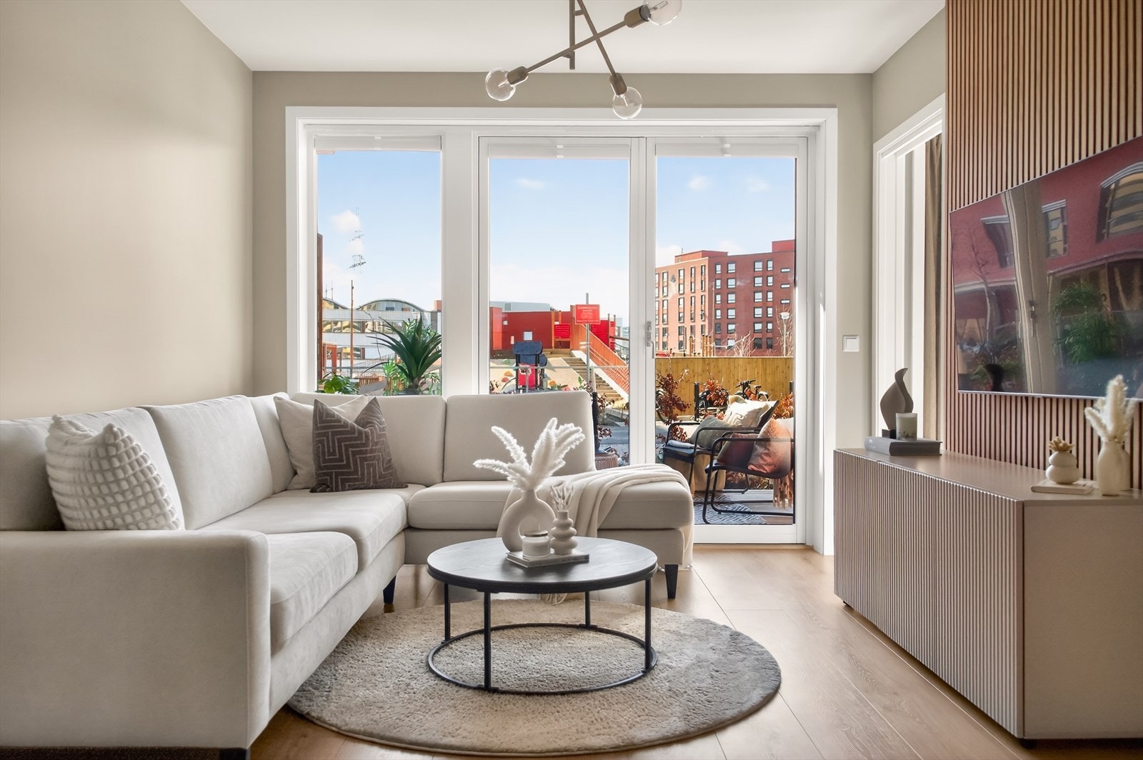 God plass til stor sofa og mediemøbler. Galleribilde