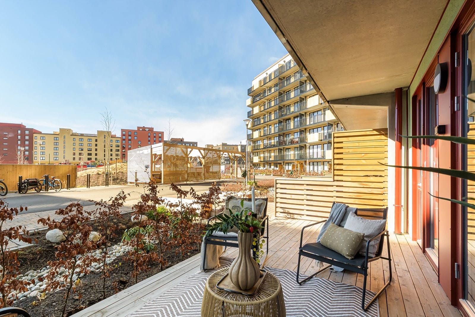 Markterrassen fungerer utmerket som en forlengelse av boligen i sommerhalvåret. Galleribilde