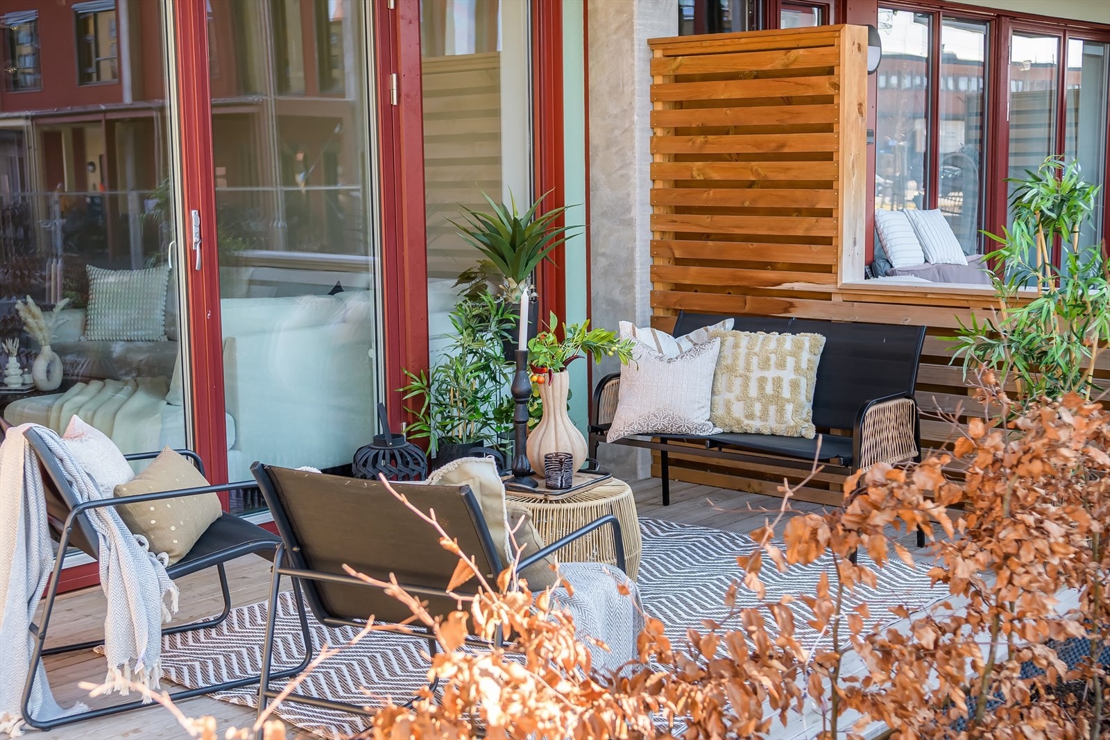 En moderne og romslig 2-roms leilighet med en stor, solrik og sydvendt markterrasse. Galleribilde